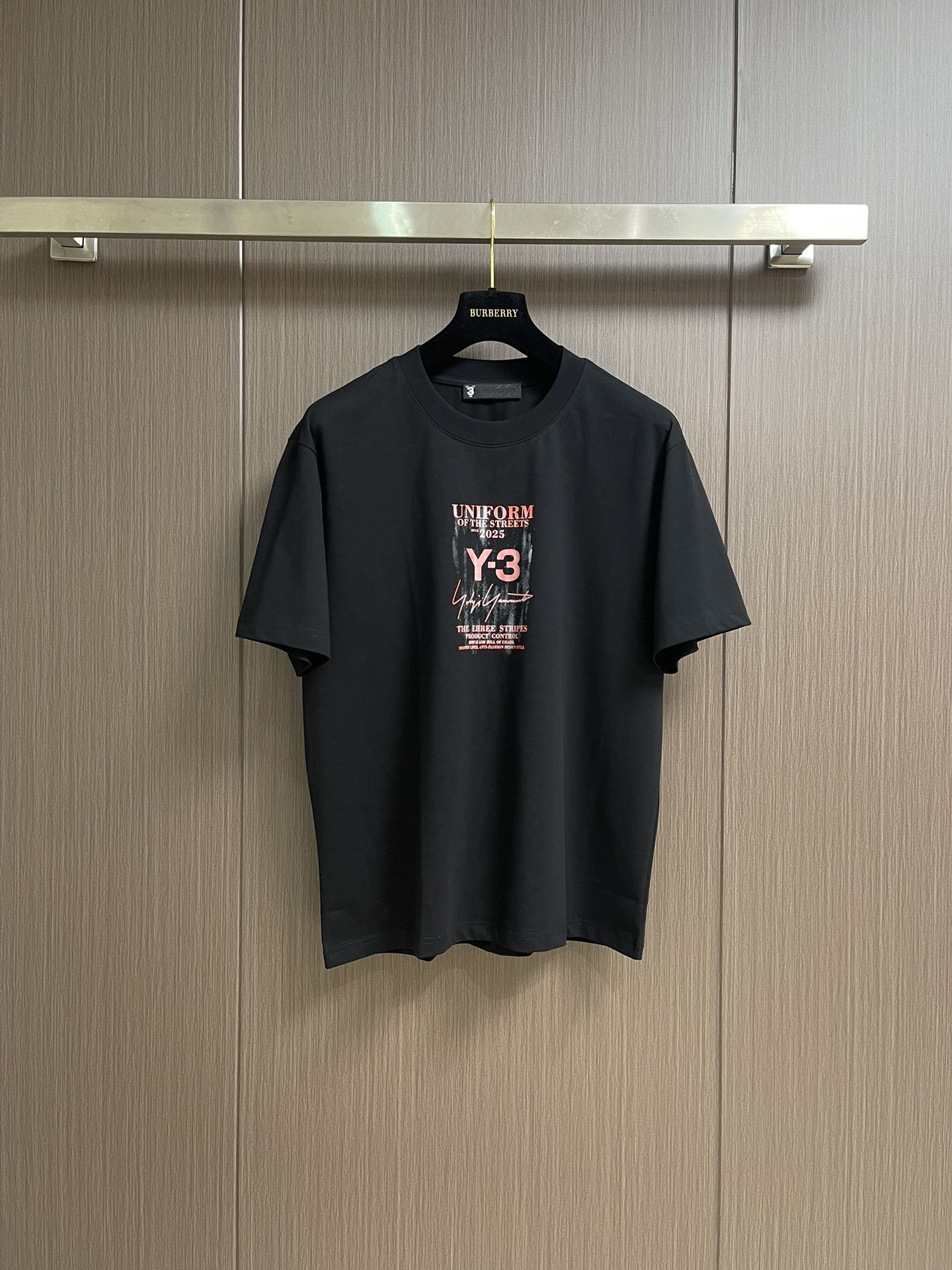 NO:422238,Y3 2025SS new short-sleeved T-shirt, Yamamoto's avant-garde aesthetics and expertise in sports technology are perfectly integrated behind this T. The fabric is skin-friendly and breathable, soft and comfortable, and is super versatile and beautiful. The body continues the family's classic slightly shoulder-falling design. The overall visual effect is exquisite and beautiful. The loose style design is three-dimensional and stylish. From the front, the upper body can easily interpret the trendy street style, with a fashionable and high street style. No genderism, and men and women can match couple outfits. Size M-3XL M size shoulder width 49cm bust 106cm long 69cm L size shoulder width 50.5cm bust 110cm long 70.5cm xL size shoulder width 52cm bust 114cm long 72cm  XXL size shoulder width 53.5cm bust 118cm long 73.5cm xXZL size shoulder width 55cm bust 122cm long 75cm, T-shirt,tees,t-shirt,alexander wang19860909Y3 2025SS新款短袖T恤,Yamamoto擅长的前卫美学和对于运动科技的专长在这件T的背后融合地恰到好处,面料亲肤具有透气性好,手感柔软舒适,并且超级百搭好看,衣身延续了家族经典的微落肩设计,整体视觉效果精湛养颜,宽松的版型设计上身立体有型,从前面看简单的设计感,上身却能轻松演绎街头潮人造型,时髦感与高街范十足.无性别主义,男女可搭配情侣装.尺码M-3XL M码肩宽49cm 胸围106cm 衣长69cm L码肩宽50.5cm 胸围110cm 衣长70.5cm XL码肩宽52cm 胸围114cm 衣长72cm XXL码肩宽53.5cm 胸围118cm 衣长73.5cm XXZL码肩宽55cm 胸围122cm 衣长75cm,,T-shirt,tees，t-shirt,alexander wang,Men's clothing