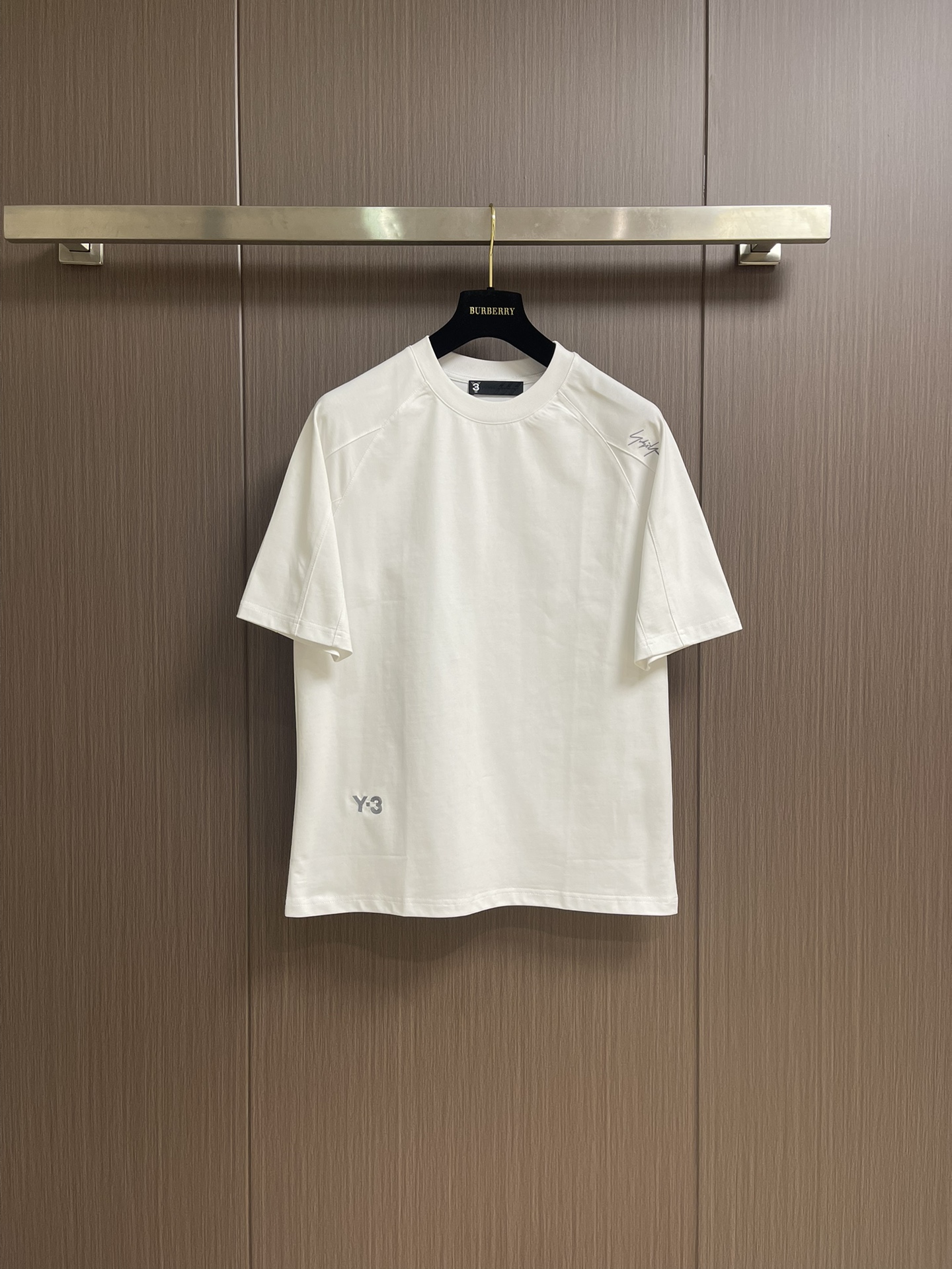 NO:422246,Yamamoto Yamamoto Yoji Y3's heavy spring and summer new short-sleeved T-shirt, shoulder embroidery signature, pure cotton fabric, skin-friendly, breathable and comfortable feel, super versatile and easy to interpret street fashion, same style for men and women!  Size M-3XL M size shoulder width 49cm bust 106cm length 69cm L size shoulder width 50.5cm bust 110cm length 70.5cm XL size shoulder width 52cm bust 114cm length 72cm XXL size shoulder width 53.5cm bust 118cm length 73.5cm XXZL size shoulder width 55cm bust 122cm length 75cm, T-shirt,tees,t-shirt,alexander wang19860909yamamoto山本耀司y3重磅春夏新款短袖t恤 肩部刺绣签名 纯棉面料亲肤透气手感舒适,超级百搭轻松演绎街头潮人 男女同款！尺码M-3XL M码肩宽49cm 胸围106cm 衣长69cm L码肩宽50.5cm 胸围110cm 衣长70.5cm XL码肩宽52cm 胸围114cm 衣长72cm XXL码肩宽53.5cm 胸围118cm 衣长73.5cm XXZL码肩宽55cm 胸围122cm 衣长75cm,,T-shirt,tees，t-shirt,alexander wang,Men's clothing