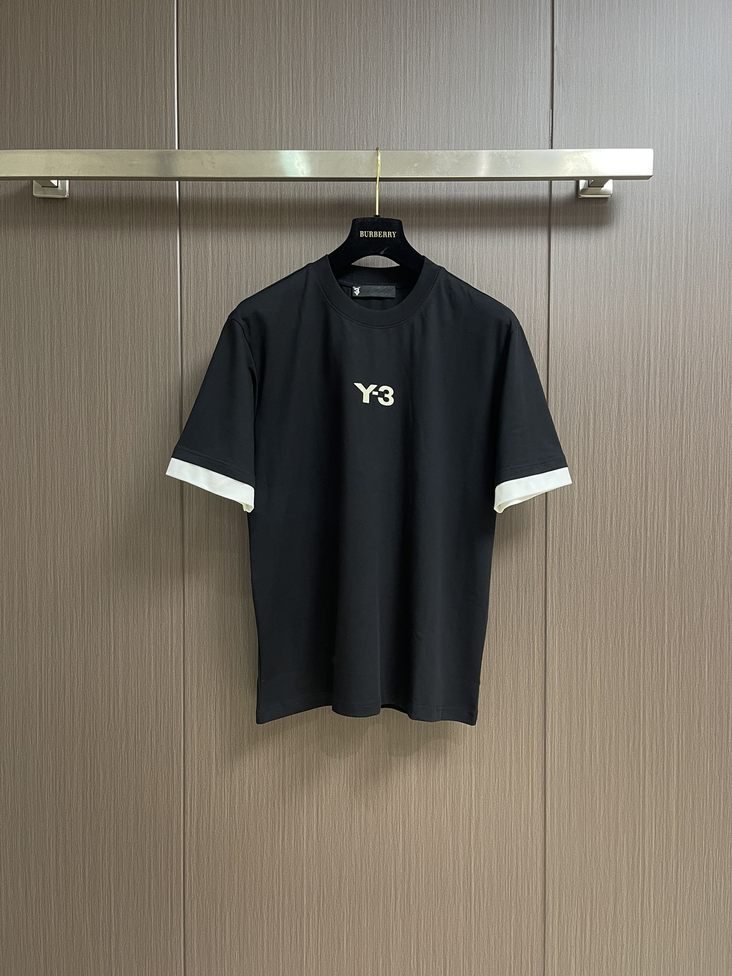 NO:422256,Y3 2025SS new round neck short-sleeved T-shirt is made of imported cotton material. It has a soft fabric feels so it is close to the body and is skin-friendly and comfortable. The classic y3 letter pattern design is very novel and recognizable. The classic style is cut, not picky, fashionable and versatile and easy to wear!  Same style for men and women. Size M-3XL M size shoulder width 49cm bust 106cm length 69cm L size shoulder width 50.5cm bust 110cm length 70.5cm XL size shoulder width 52cm bust 114cm length 72cm XXL size shoulder width 53.5cm bust 118cm length 73.5cm XXZL size shoulder width 55cm bust 122cm length 75cm, T-shirt,tees,t-shirt,alexander wang19860909Y3 2025SS新款圆领短袖T恤,采用进口棉材质制作而成,柔软的面料触感,贴身穿着亲肤舒适,经典的y3字母图案设计,非常的新颖且极具辨识度.经典的版型裁剪,不挑人,时尚百搭又好穿！男女同款.尺码M-3XL M码肩宽49cm 胸围106cm 衣长69cm L码肩宽50.5cm 胸围110cm 衣长70.5cm XL码肩宽52cm 胸围114cm 衣长72cm XXL码肩宽53.5cm 胸围118cm 衣长73.5cm XXZL码肩宽55cm 胸围122cm 衣长75cm,,T-shirt,tees，t-shirt,alexander wang,Men's clothing