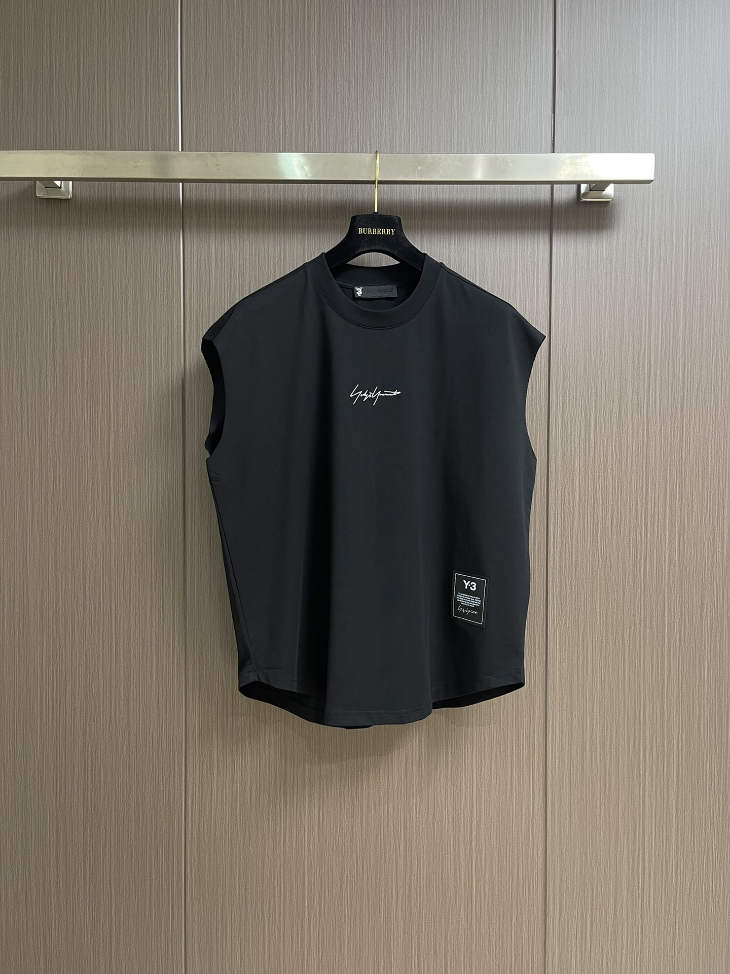 NO:422199,Y3 Yamamoto Yoshi SS new summer sleeveless T-shirt vest, this sleeveless shirt is the essence!  Handsome Yamamoto., provides diverse shapes for summer. In a simple design, details and tailoring are refined and upgraded, and high-quality combed cotton fabric is selected, which has good moisture absorption and sweating and breathable and cool performance. It quickly absorbs drying. The fabric feels light and soft and maintains good spinning performance. It increases the coolness function of the fiber, making summer clothing cooler. Size S-XL S S S S S S S Bus 60cm Bus 122cm Long 73cm M S Shoulder Width 61cm Bus 126cm Long 74.5cm L S S S S S Width 62cm Bus 130cm Long 76cm XL S S S S S Width 63cm Bus 134cm Long 77cm,,tees,t-shirt,alexander wang19860909Y3 山本耀司SS夏季新款无袖T恤背心,这件无袖衫裁剪才是精髓！帅气山本.,为夏日提供多元造型,在简约的设计中,对细节和剪裁进行细化升级,选用高品质精梳棉面料,良好的吸湿排汗及透气凉爽性能,快速吸干,面料手感轻薄柔软保持良好纺丝性能的前提下,增加纤维的凉感功能,令夏季的服装更且凉爽触感.尺码S-XL S码肩宽60cm 胸围122cm 衣长73cm M码肩宽61cm 胸围126cm 衣长74.5cm L码肩宽62cm 胸围130cm 衣长76cm XL码肩宽63cm 胸围134cm 衣长77cm,,tees，t-shirt,alexander wang,Men's clothing