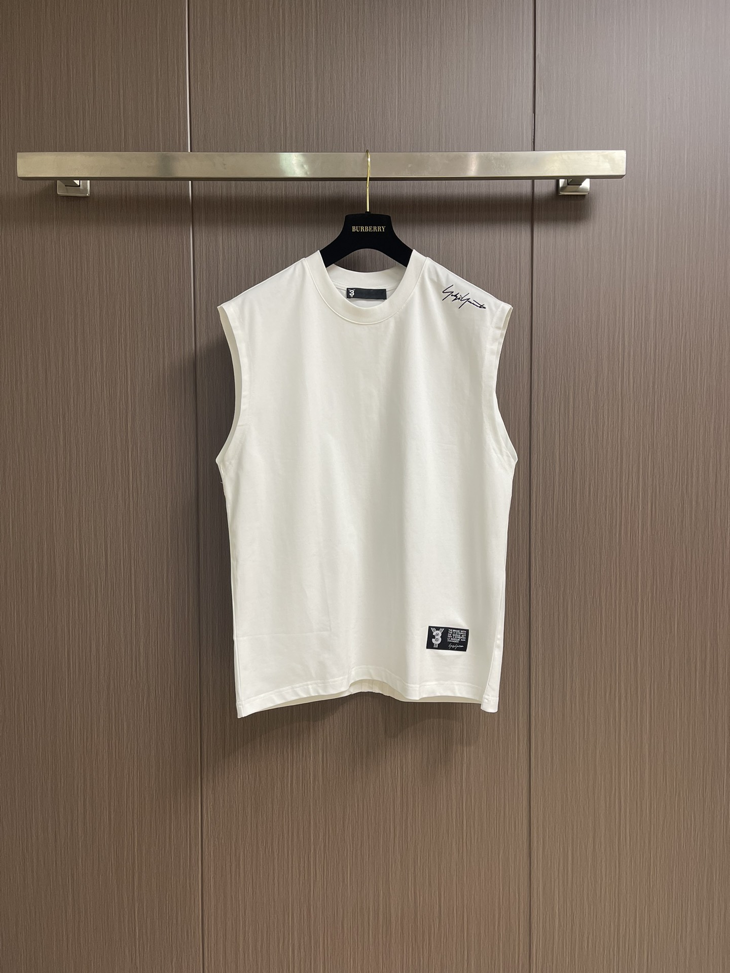 NO:422257,Y3 Yamamoto Yoshi SS new summer sleeveless T-shirt vest, this sleeveless shirt is the essence!  Handsome Yamamoto., provides diverse shapes for summer. In a simple design, details and tailoring are refined and upgraded, and high-quality combed cotton fabric is selected, which has good moisture absorption and sweating and breathable and cool performance. It quickly absorbs drying. The fabric feels light and soft and maintains good spinning performance. It increases the coolness function of the fiber, making summer clothing cooler. Size S-XL S S S width 50cm bust 114cm long 75cm M S shoulder width 51cm bust 118cm long 76cm L S shoulder width 52cm bust 122cm long 77cm XL S shoulder width 53cm bust 126cm long 78cm, tees, t-shirt, alexander wang19860909Y3 山本耀司SS夏季新款无袖T恤背心,这件无袖衫裁剪才是精髓！帅气山本.,为夏日提供多元造型,在简约的设计中,对细节和剪裁进行细化升级,选用高品质精梳棉面料,良好的吸湿排汗及透气凉爽性能,快速吸干,面料手感轻薄柔软保持良好纺丝性能的前提下,增加纤维的凉感功能,令夏季的服装更且凉爽触感.尺码S-XL S码肩宽50cm 胸围114cm 衣长75cm M码肩宽51cm 胸围118cm 衣长76cm L码肩宽52cm 胸围122cm 衣长77cm XL码肩宽53cm 胸围126cm 衣长78cm,,tees，t-shirt,alexander wang,Men's clothing