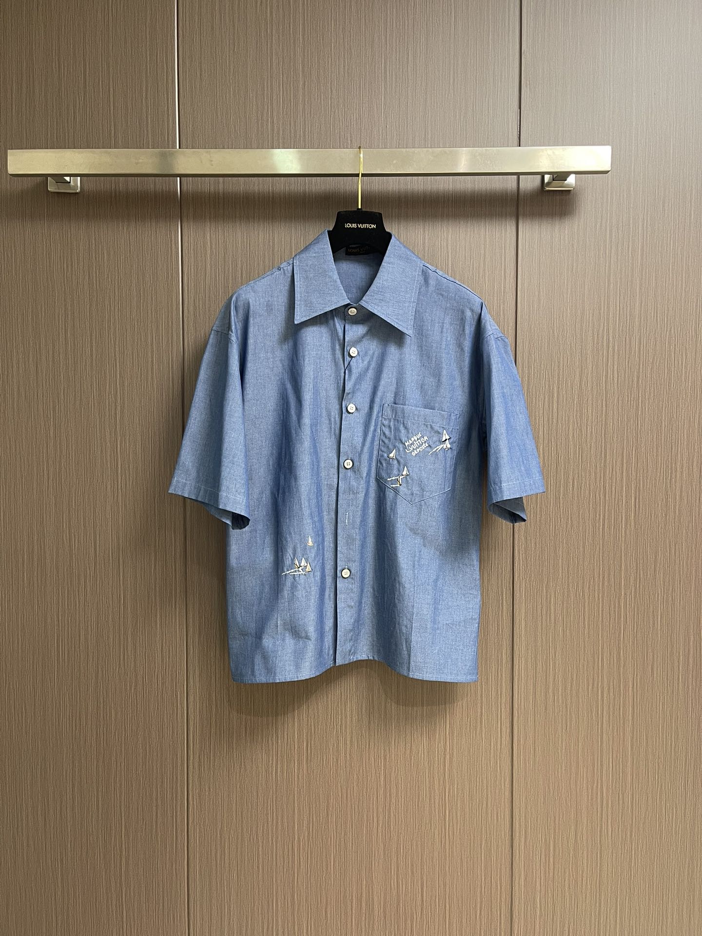 NO:422227,Tops, shorts, LV 2025ss new short-sleeved shirt and shorts suit, LV Regatta pattern depicts the scenery of the bustling port, cleverly echoing the theme of the seasonal cruise. Exquisite embroidery on cotton youth cloth outlines the small boat pattern drifting on the sea, gathers behind it and gathers into a large LV logo, and surrounds the Marque L.Vuitton Deposee embroidery around the chest pocket. It is suitable for matching with the same style. Size S-XL,,louis vuitton, shorts,shirts,T-shirt,alexander wang19860909上衣 短裤 LV 2025ss新款短袖衬衫短裤套装,借 LV Regatta 图案描摹繁华港口之景,与当季航游主题巧妙呼应.精致刺绣于棉质青年布勾勒海上漂泊的小船图案,在背后集结、汇聚成大号LV标识,同时环绕在胸袋的 Marque L.Vuitton Deposee 刺绣周围.与同款搭配相宜.尺码S-XL,,louis vuitton,shorts,shirts,T-shirt,alexander wang,Men's clothing