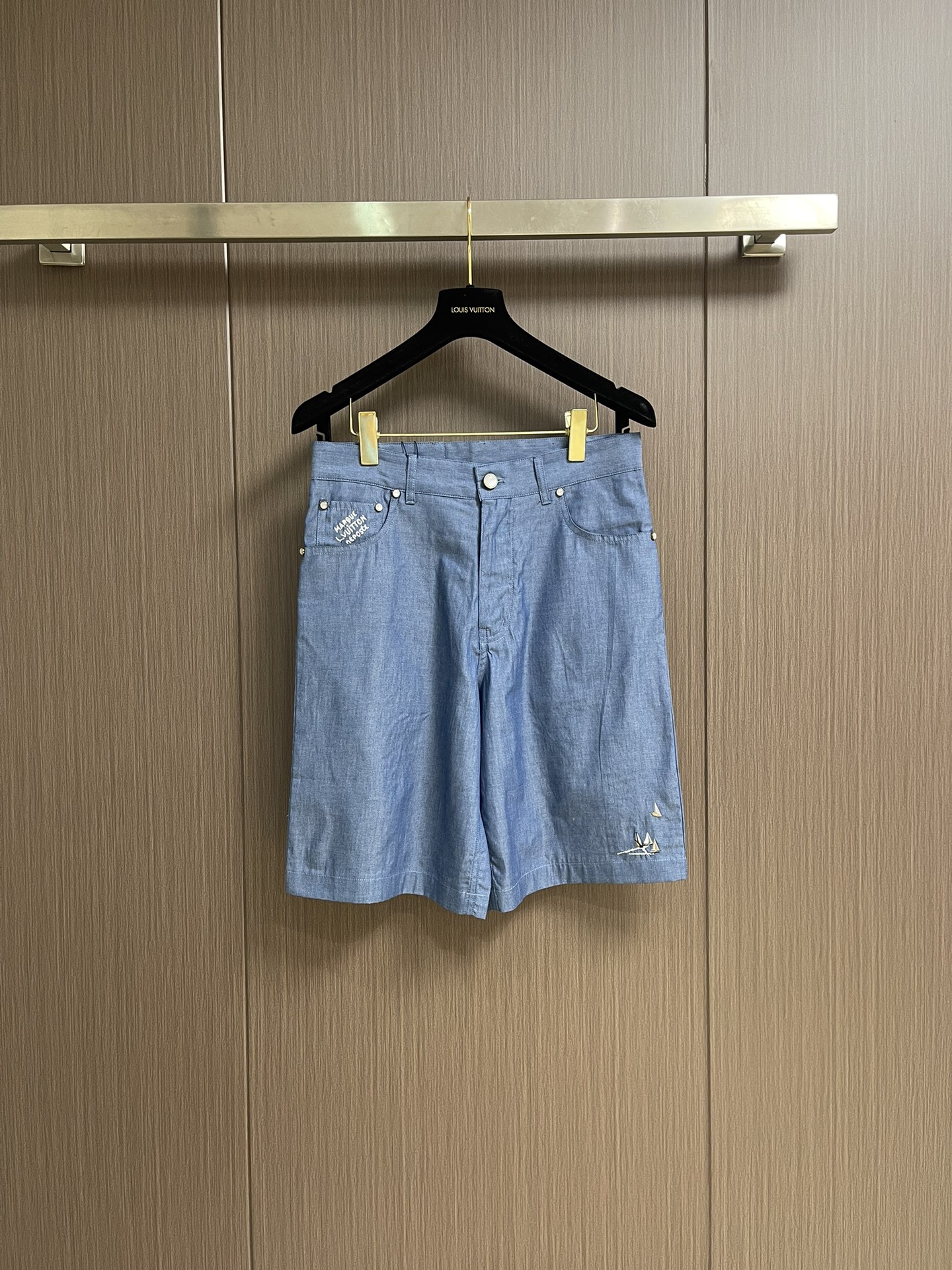 NO:422218,Tops, shorts, LV 2025ss new short-sleeved shirt and shorts suit, LV Regatta pattern depicts the scenery of the bustling port, cleverly echoing the theme of the seasonal cruise. Exquisite embroidery on cotton youth cloth outlines the small boat pattern drifting on the sea, gathers behind it and gathers into a large LV logo, and surrounds the Marque L.Vuitton Deposee embroidery around the chest pocket. It is suitable for matching with the same style. Size S-XL 29-30-31-32 The counter is relatively large,,louis vuitton, shorts,shirts,T-shirt,alexander wang19860909上衣 短裤 LV 2025ss新款短袖衬衫短裤套装,借 LV Regatta 图案描摹繁华港口之景,与当季航游主题巧妙呼应.精致刺绣于棉质青年布勾勒海上漂泊的小船图案,在背后集结、汇聚成大号LV标识,同时环绕在胸袋的 Marque L.Vuitton Deposee 刺绣周围.与同款搭配相宜.尺码S-XL 29-30-31-32 专柜码数偏大,,louis vuitton,shorts,shirts,T-shirt,alexander wang,Men's clothing