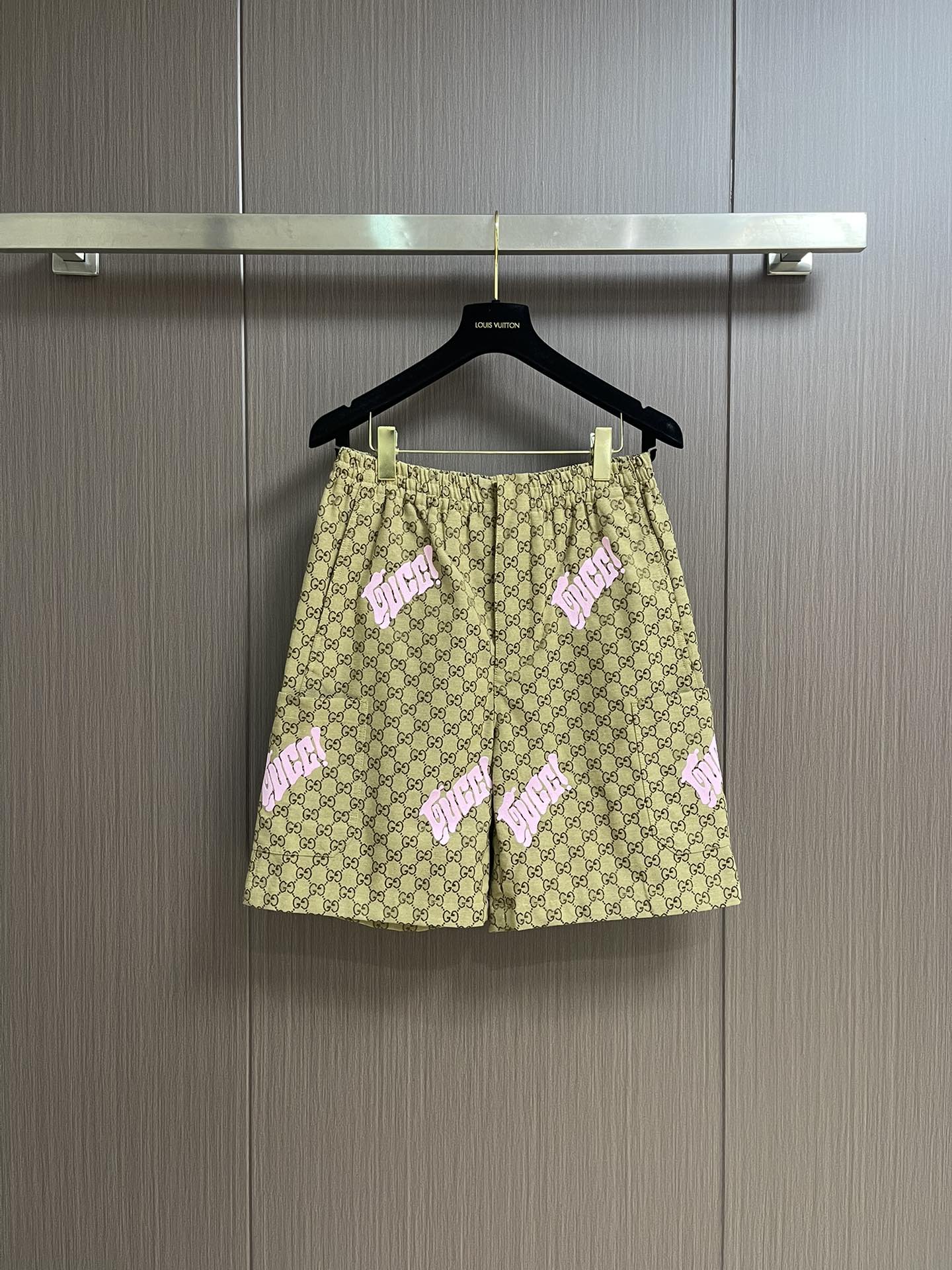 NO:422237,Gucci embroidered canvas linen blend shorts. In the early autumn series, Chinese artist Currynew (xiangZhang) puts creative ideas and integrates the brand new brand logo into men's ready-to-wear, leather and accessories. The shorts are made of camel and dark brown GG canvas linen blend fabric, and the whole pink GucC embroidery adds agility and fun. Size S-XL, gucci, shorts, alexander wang19860909Gucci 刺绣帆布亚麻混纺短裤,在早秋系列中,中国艺术家Currynew (xiangZhang）挥洒创意巧思,将全新品牌标识融入男士成衣、皮件和配饰作品中.这款短裤以驼色和深棕色GG帆布亚麻混纺面料制成,通体粉色GucC刺绣更添灵动妙趣.尺码S-XL,,gucci,shorts,alexander wang,Men's clothing