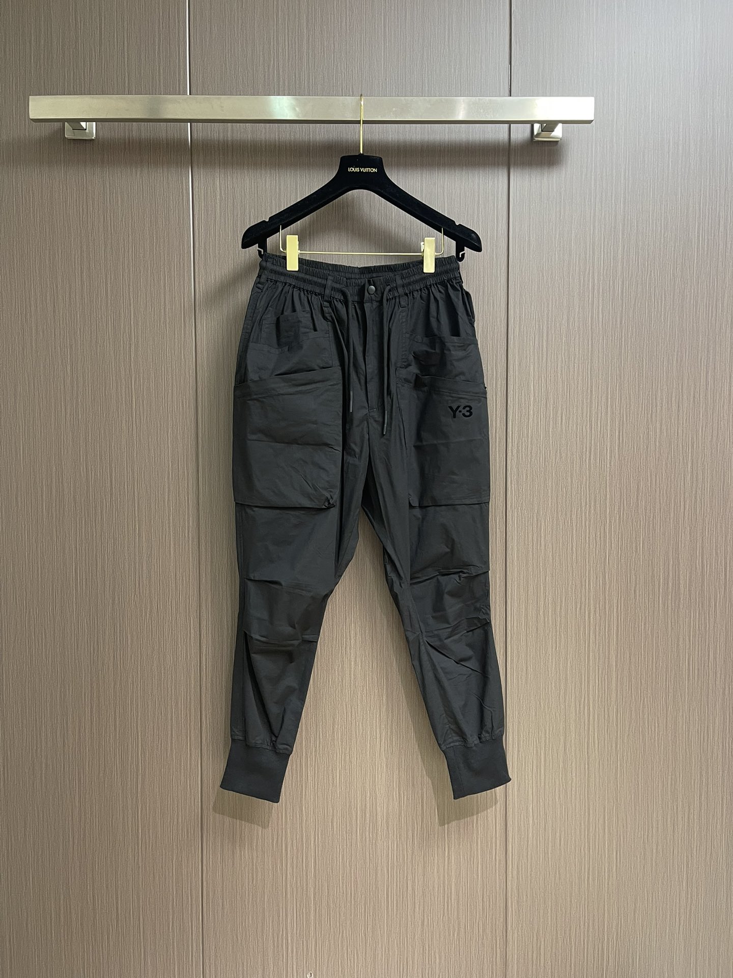 NO:422165,Y3 Yamamoto Yoshi 2025SS spring and summer new rips and splicing functional pants, woven light and loose outdoor wind-length trousers, dark pioneer functional zipper large pocket work pants, Yamamoto's rips and nylon fabric texture can be seen, the style is naturally interpreted and casual, made of organic cotton rips and anti-rips and waist, with a loose and elastic waist, the craftsmanship level is higher than the same level, with a logo label, a simple and capable style, which brings a sense of ease to the overall style matching. Size S-XL Size waist 72-82cm hip circumference 112cm trousers length 97cm M size waist 76-86cm hip circumference 116cm trousers length 98.5cm L size waist 80-90cm hip circumference 120cm trousers length 100cm XL size waist 84-94cm  Hips 124cm, trousers 101.5cm, alexander wang19860909Y3 山本耀司 2025SS春夏新款防撕裂拼接机能裤,梭织轻薄宽松户外风束腿卫裤,暗黑先锋机能拉链大口袋工装裤,山本防撕裂尼龙面料看得到的质感,版型自然演绎随性自在的风格,由有机棉防撕裂材料制成,配有宽松弹性腰部,工艺水准高出同级别,自带 logo 贴标,简洁干练的版型,给整体版型搭配带来轻松感.尺码S-XL S码腰围72-82cm 臀围112cm 裤长97cm M码腰围76-86cm 臀围116cm 裤长98.5cm L码腰围80-90cm 臀围120cm 裤长100cm XL码腰围84-94cm 臀围124cm 裤长101.5cm,,alexander wang,Men's clothing