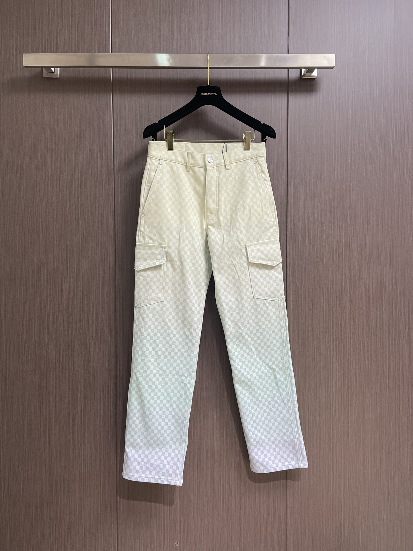 NO:422177,LV 2025ss Season New DAMIER Gradient Jacquard Denim Work Pants, This denim work pants focus on Damier Gradient Jacquard pattern, using nubby Damier labels, pearlescent buttons and rivets to highlight the Dandy style, and can create avant-garde style with the same jacket. Size 28-30-32-34-36,,louis vuitton,jackets & coats,alexander wang19860909LV 2025ss当季新款DAMIER 渐变提花牛仔工装裤,本款牛仔工装裤聚焦 Damier 渐变提花图案,以正绒面革 Damier 标签、珠光纽扣与铆钉彰显丹迪风尚,可与同款夹克共筑前卫型格.尺码28-30-32-34-36,,louis vuitton,jackets & coats,alexander wang,Men's clothing