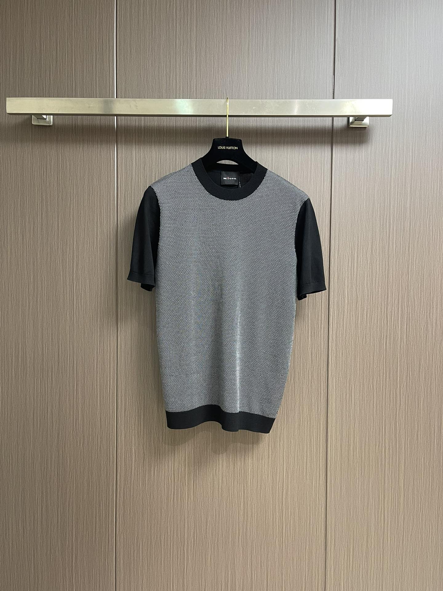 NO:422153,Kiton 2025SS New Winter New Knitted Round Neck Short Sleeve T-shirt, Anti-Pilled Fibers, is simply perfect!  Use a high-density loom... It is strong, durable, and has excellent control, and is tough and has high softness and skin-friendly healing feeling. It is a perfect match!  Washing and wear-resistant. The best masterpiece of the year. The upper body is perfect for the style of a male and goddess, the jacquard simple design without losing its noble style, so high-end. Size 48-56, T-shirt,tees, t-shirt,alexander wang19860909kiton 2025SS新冬新款针织圆领短袖T恤,抗起球纤维上身简直完美！运用高密度织机…结实耐用力度掌控极好,韧性足..柔软度高亲肤治愈感,真是绝配！耐洗耐磨.本年度最的最佳力作.上身妥妥男神女神范,提花简约设计又不失高贵风格,就是这么高端 尺码48-56,,T-shirt,tees，t-shirt,alexander wang,Men's clothing