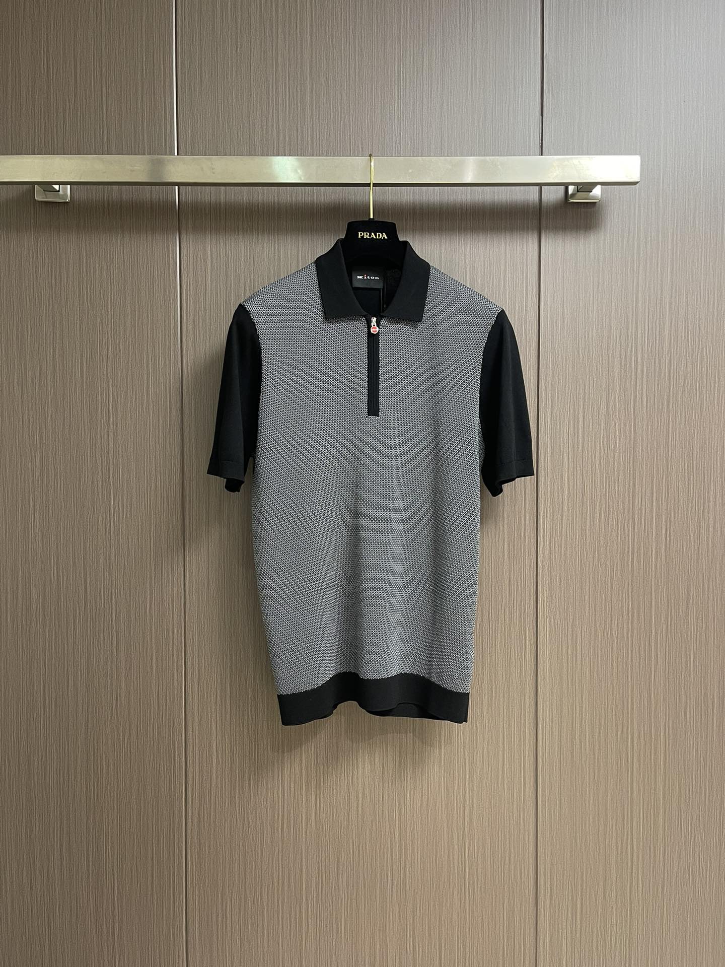 NO:422176,Kiton's classic logo knitted semi-pull training POLO shirt was founded in Naples, Italy in 1968. Founder Ciro Paone has an almost crazy persistence in quality. 'Add one more point above the full score' is the brand's consistent guiding principle. As a representative of classic elegance, Kiton uses traditional craftsmanship, rare fabrics, and exquisite tailoring to give clothes a vivid vitality. Size 48-56,,alexander wang19860909Kiton 经典标识针织半拉练POLO衫,品牌于1968年创立于意大利那不勒斯,创始人Ciro Paone先生对品质有着近乎疯狂的执着,“满分之上再加一分”是品牌一贯的指导原则.作为经典优雅的代表,Kiton以传统的工艺,珍稀的面料,精湛的剪裁,赋予衣服鲜活的生命力.尺码48-56,,alexander wang,Men's clothing