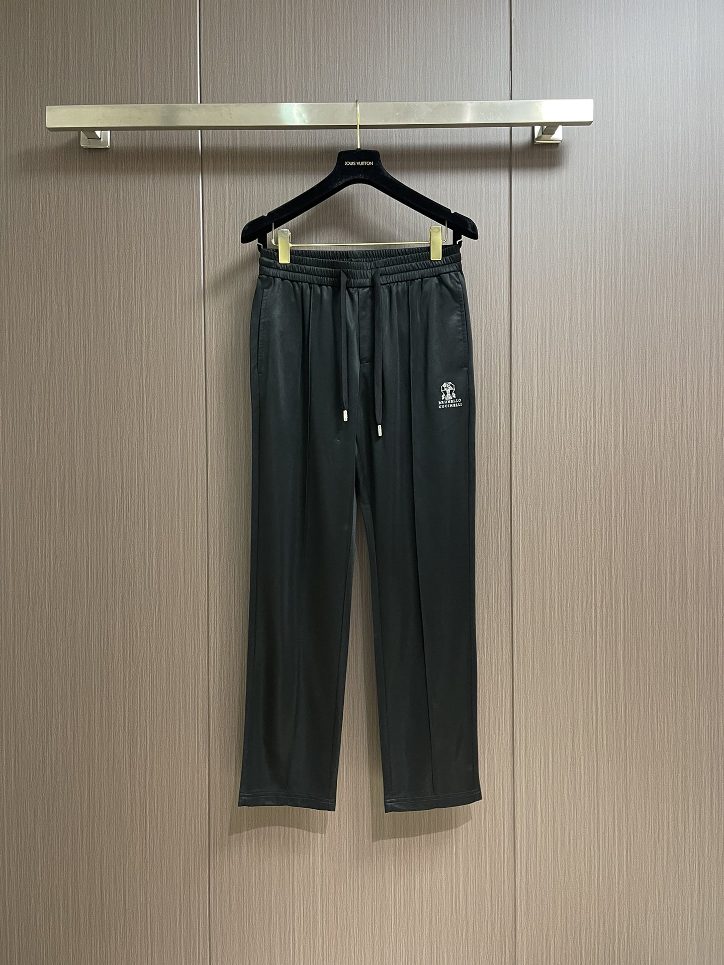 NO:422164,BC brunello cucineli brunello.  Cucinelli New casual pants, customized fabric, breathable and comfortable, impeccable details, brand element design concept, reflecting high quality. The feel is delicate and soft!  Present casual cut, with a great upper body style. Size 48-56, brunello cucinelli, alexander wang19860909BC brunello cucineli 布鲁内洛．库奇内利 新款休闲裤,定制面料 透气舒适度高,细节无可挑剔,品牌元素设计理念,体现高品质.手感细腻柔软！呈现休闲裁剪,上身版型超赞.尺码48-56,,brunello cucinelli,alexander wang,Men's clothing