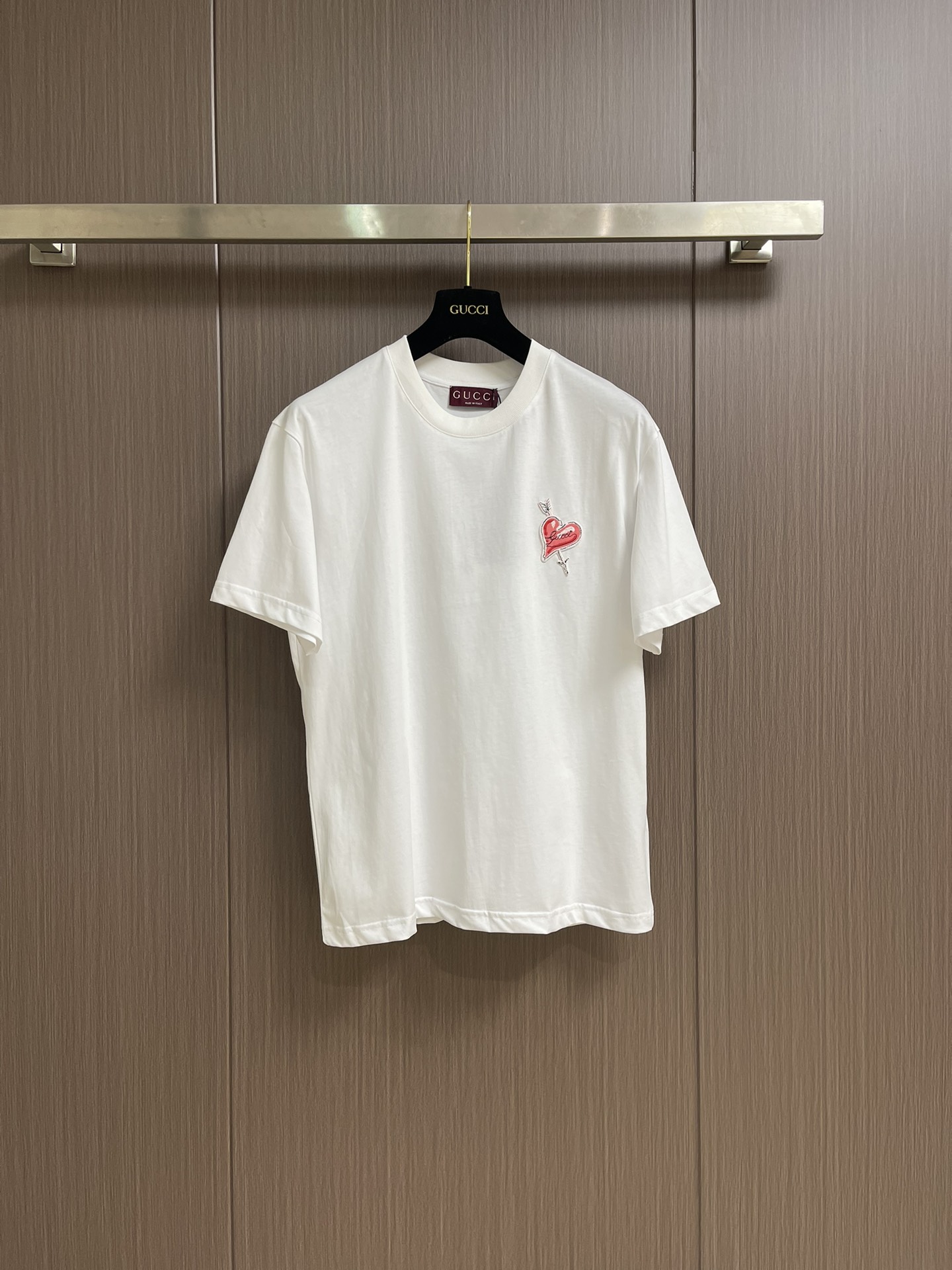 NO:422270,GUCCI FW spring and summer new product 520 limited love-sealed round neck short-sleeved T-shirt, three-dimensional logo design, conventional half-sleeved pure cotton base T-shirt, cotton, feel glutinous and skin-skinned, soft and tough. Processing, toughness and wrinkle resistance have been greatly improved. The tailoring is very well-defined. The recognition is extremely high. The three standards are complete, and the essential items for single-wear base. Size M-3XL, gucci, T-shirt, tees, t-shirt, alexander wang19860909GUCCI FW春夏新品520限定爱心仔章圆领短袖T恤,立体感logo设计,常规半袖纯棉打底T恤,棉,手感面糯有骨感,柔而有韧性.工艺处理,韧性和抗皱性能得到大幅度提高.剪裁很到位.辨识度极高.三标齐全,单穿打底必备单品.尺码M-3XL,,gucci,T-shirt,tees，t-shirt,alexander wang,Men's clothing