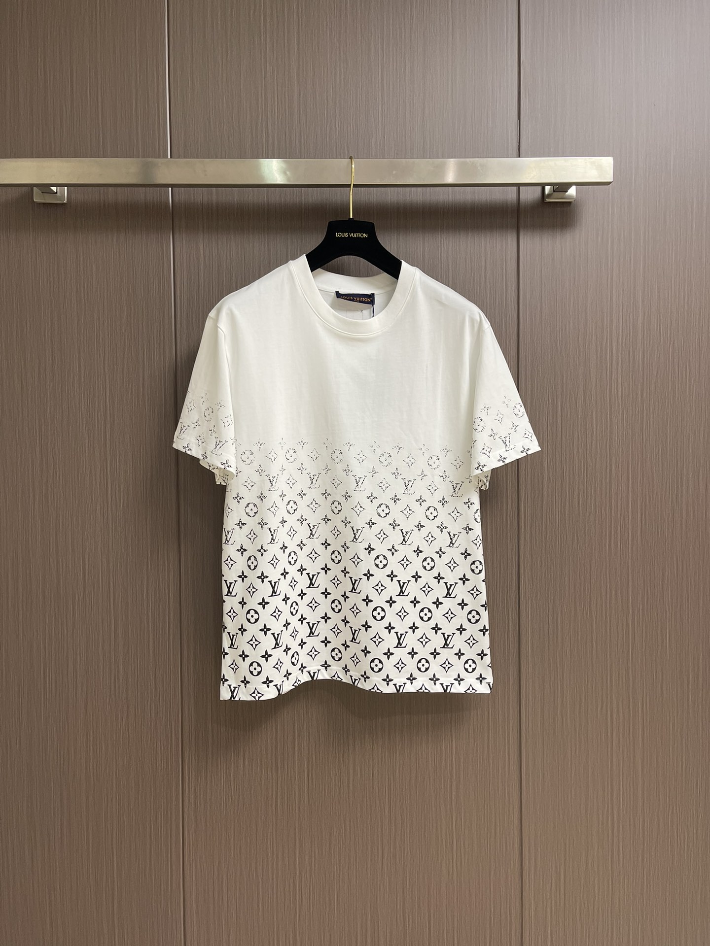 NO:422272,LV new gradient printed short-sleeved T-shirt, using a specific heavyweight 32S fine cotton jersey knitted fabric, paired with 32sD pull-up thread, the worsted cotton material is light and breathable, the upper cotton feels strong, and the breathable and hygroscopic; the thread is blended and woven into a combed cotton fabric, making the fabric feel very soft to the touch. The worsened cotton material is light and breathable, the upper cotton feels strong, and the breathable and hygroscopic; it is not easy to pleat and does not require special care. Size M-3XL,,louis vuitton, T-shirt,tees, t-shirt,alexander wang19860909LV 新款渐变印花短袖T恤,采用特定重磅32S精棉平纹针织面料,搭配32sD拉架螺纹,精纺棉材质轻薄透气,上手棉感偏强,透气性吸湿性强；螺纹运用混纺工艺,织成精梳棉布料,使面料摸上去就十分柔软.精纺棉材质轻薄透气,上手棉感偏强,透气性吸湿性强；不易出褶亦不需要特别打理.尺码M-3XL,,louis vuitton,T-shirt,tees，t-shirt,alexander wang,Men's clothing