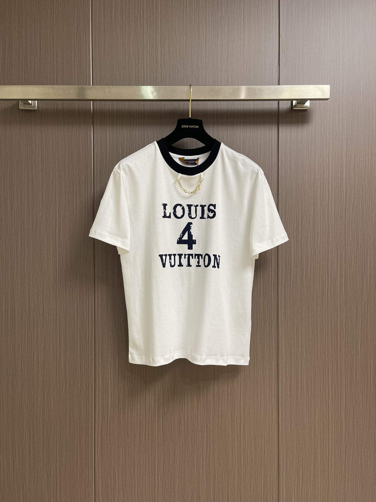 NO:422276,LV ss summer new round neck printed chain T-shirt, customized YB twill cotton material, breathable and comfortable, full texture, short-sleeved T-shirt cut, highlighting the brand style, made of gram-weight pure cotton, slightly elastic, giving a slimming visual effect. The neckline is designed with edges and metal letter chains, and the chest is decorated with snowflake-like letter logos to highlight high-end style, and the inner wear is brilliant and fashionable. Size M-3XL,,louis vuitton, T-shirt,tees, t-shirt,alexander wang19860909LV ss夏季新款圆领印花链条T恤,定制YB斜纹全棉材质 透气舒适 质感十足,短袖T恤裁剪 凸显品牌格调 采用克重纯棉制成,略带有弹力 呈现显瘦视觉效果 领口以包边和金属字母链条作设计亮点,胸前用雪花感字母徽标装饰 彰显高级格调,单穿内搭都出彩时髦.尺码M-3XL,,louis vuitton,T-shirt,tees，t-shirt,alexander wang,Men's clothing