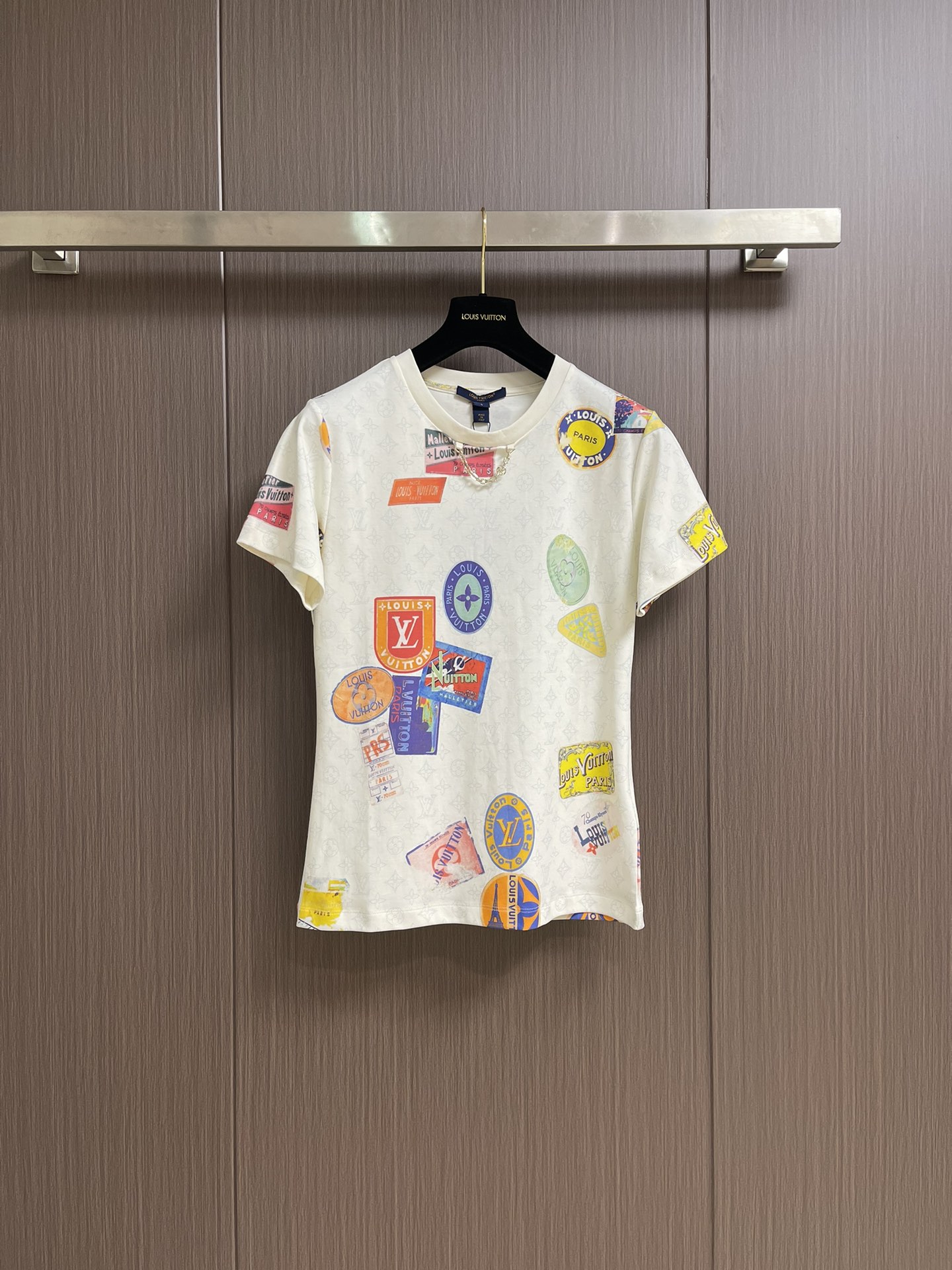 NO:422362,LV ss new round neck short-sleeved T-shirt, cleverly borrows the agile elements of the Flight Mode series to tell the spirit of adventure. Soft cotton knitted presents a full-frame Monogram floral pattern, gorgeous colors depict travel patch prints, chain thin nodes embellish the neckline. Size S-XL,,louis vuitton, T-shirt,tees, t-shirt,alexander wang19860909LV ss新款圆领短袖T恤,巧借 Flight Mode 系列的灵动元素讲述冒险精神.柔软棉质针织呈现全幅 Monogram 镂花图案,绚烂色彩描绘旅行贴饰印花,链条细节点缀领口.尺码S-XL,,louis vuitton,T-shirt,tees，t-shirt,alexander wang,Men's clothing