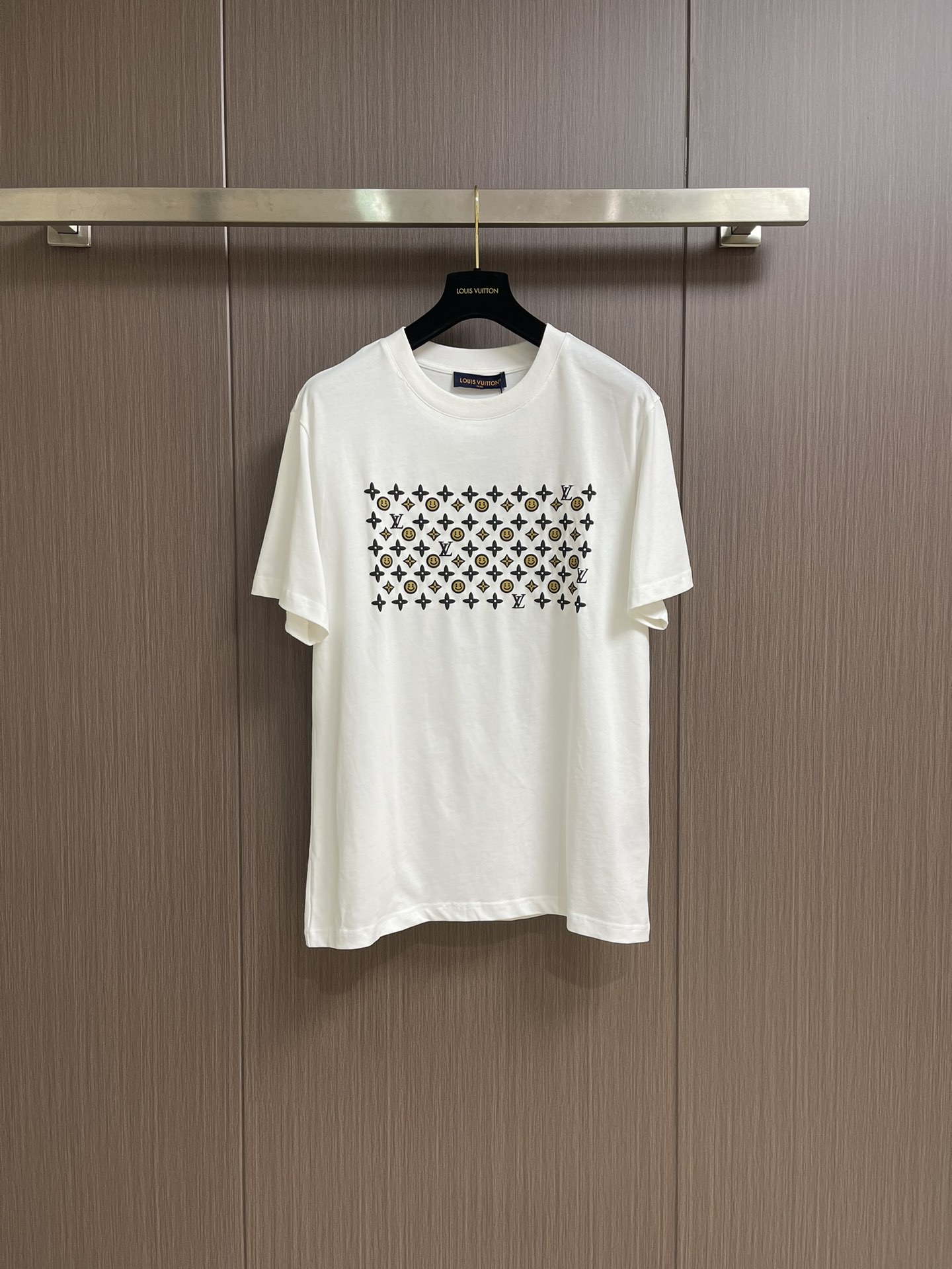 NO:422291,Printed smiley face embossing short-sleeved process instructions are made of top-grade pure cotton fabrics, which are processed through special processes to ensure the softness and breathability of the fabric. The fabric has excellent moisture absorption and quick-drying characteristics, which are suitable for daily activities and exercises. The brand iconic pattern on the T-shirt adopts high-precision digital printing technology, chest embossing technology, bright colors and not easy to fade, showing high-end texture. This Cactus Plant Flea Market cooperates with the short T-T exposed. It has a huge logo logo on the back of the design. It looks carefully and is composed of many colorful small smiley faces, each smiling face has the iconic binocular pattern of Cactus Plant Flea Market. The short-sleeved design is simple but not lacking in fashion, with a classic round neck tailoring, suitable for all occasions. Size S-XL,,tom ford, T-shirt,tees, t-shirt,alexander  wang19860909印花笑脸压花短袖工艺说明采用顶级纯棉面料,经过特殊工艺处理,确保面料的柔软度和透气性,面料具有卓越的吸湿性和快干特性,适合日常活动及运动时穿着.T恤上的品牌标志性图案采用高精度数码印花技术,胸口压花工艺,色彩鲜艳且不易褪色,展现出高端质感.这款Cactus Plant Flea Market 与 合作的短T露出.它设计背面有一个巨大的logo标志,仔细看是由许多彩色小笑脸组成,每个笑脸都带有 Cactus PlantFlea Market标志性的双眼图案.短袖设计简约而不失时尚,经典的圆领剪裁,适合各种场合.尺码S-XL,,tom ford,T-shirt,tees，t-shirt,alexander wang,Men's clothing