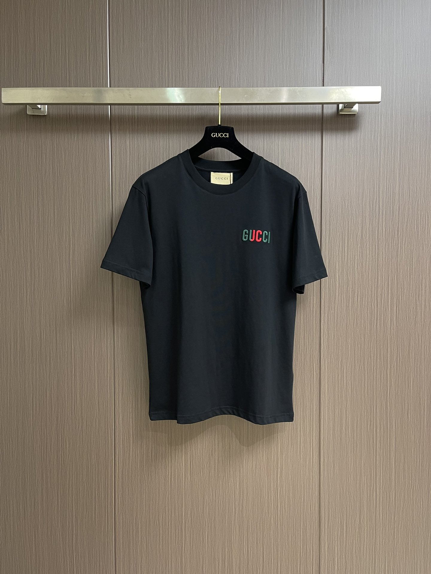 NO:422140,GUCCI 2025FW embroidered logo short-sleeved T-shirt, using color-dyeing pure cotton fabric, 32s double yarn pure cotton fabric, 230g; cotton fabric is a high-quality knitted cotton fabric, with double-stranded yarn, so it has better elasticity and wear resistance. This fabric has a high yarn density and soft texture. At the same time, this fabric also has good wrinkle resistance, classic round neck loose original straight style. Size M-3XL, gucci, T-shirt, tees, t-shirt, alexander wang19860909GUCCI 2025FW刺绣logo仔章短袖T恤,采用对色定染纯棉质面料,32s双纱纯棉面料,230g；棉质面料是一种优质的针织棉面料,其织物组织为双股纱,因此具有更好的弹性和耐磨性.这种面料的纱线密度较高,质地柔软,同时,这种面料也具有较好的抗皱性能,经典圆领宽松原直筒版型.尺码M-3XL,,gucci,T-shirt,tees，t-shirt,alexander wang,Men's clothing