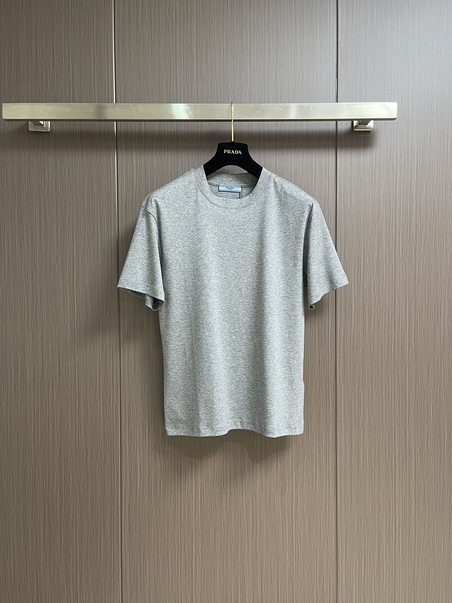 NO:422078,Prada 2025SS summer new triangle logo classic short-sleeved T-shirt, classics are passed down forever, perfectly blending simplicity and luxury. The iconic triangle logo is low-key but eye-catching, and is a silent announcement of fashion taste. Gaoke heavy pure cotton fabric combines soft touch and excellent texture, and is comfortable and stylish on the upper body. Whether you are strolling on the streets of the city or attending casual parties, it can easily become the focus and outline the ultimate style with minimalist strokes. Size M-3XL, prada, T-shirt, tees, t-shirt, alexander wang19860909Prada 2025SS夏季新款三角标经典短袖T恤,经典永流传,将简约与奢华完美融合.标志性三角徽标低调却夺目,是时尚品味的无声宣告. 高克重纯棉面料,兼具柔软触感与出色质感,上身舒适又有型.无论是漫步都市街头,还是出席休闲聚会,它都能让你轻松成为焦点,用极简笔触勾勒出极致风尚.尺码M-3XL,,prada,T-shirt,tees，t-shirt,alexander wang,Men's clothing