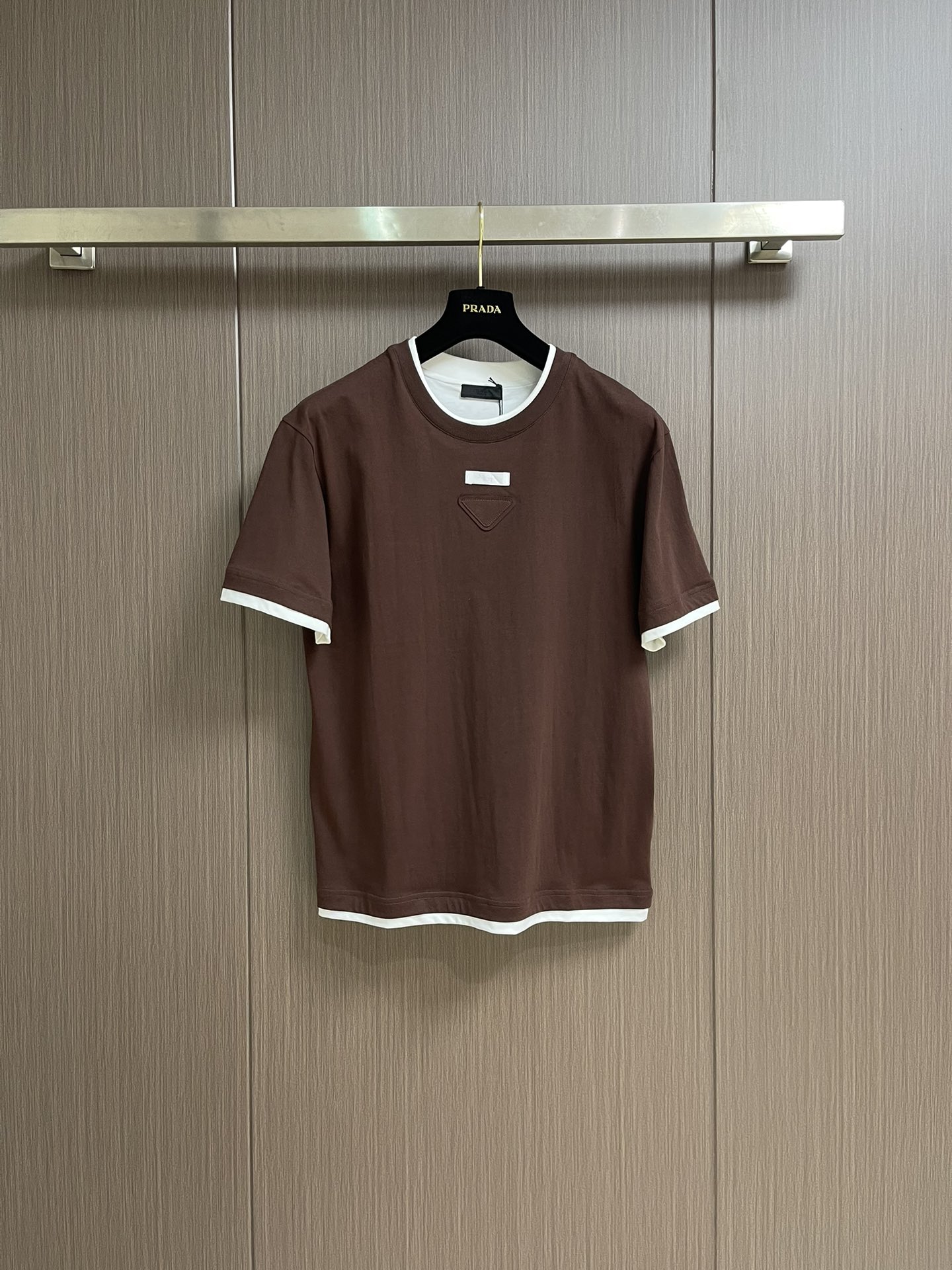 NO:422261,Prada SS summer new contrasting color fake two-piece triangular logo classic short-sleeved T-shirt, classics are passed down forever, perfectly blending simplicity and luxury. The iconic triangle logo is low-key but eye-catching, and is a silent announcement of fashion taste. Gaoke heavy pure cotton fabric has a soft touch and excellent texture, and is comfortable and stylish on the upper body. Whether you are strolling on the streets of the city or attending casual parties, it can easily become the focus and outline the ultimate style with minimalist strokes. Size M-3XL, prada, T-shirt, tees, t-shirt, alexander wang19860909Prada SS夏季新款撞色假两件三角标经典短袖T恤,经典永流传,将简约与奢华完美融合.标志性三角徽标低调却夺目,是时尚品味的无声宣告. 高克重纯棉面料,兼具柔软触感与出色质感,上身舒适又有型.无论是漫步都市街头,还是出席休闲聚会,它都能让你轻松成为焦点,用极简笔触勾勒出极致风尚.尺码M-3XL,,prada,T-shirt,tees，t-shirt,alexander wang,Men's clothing