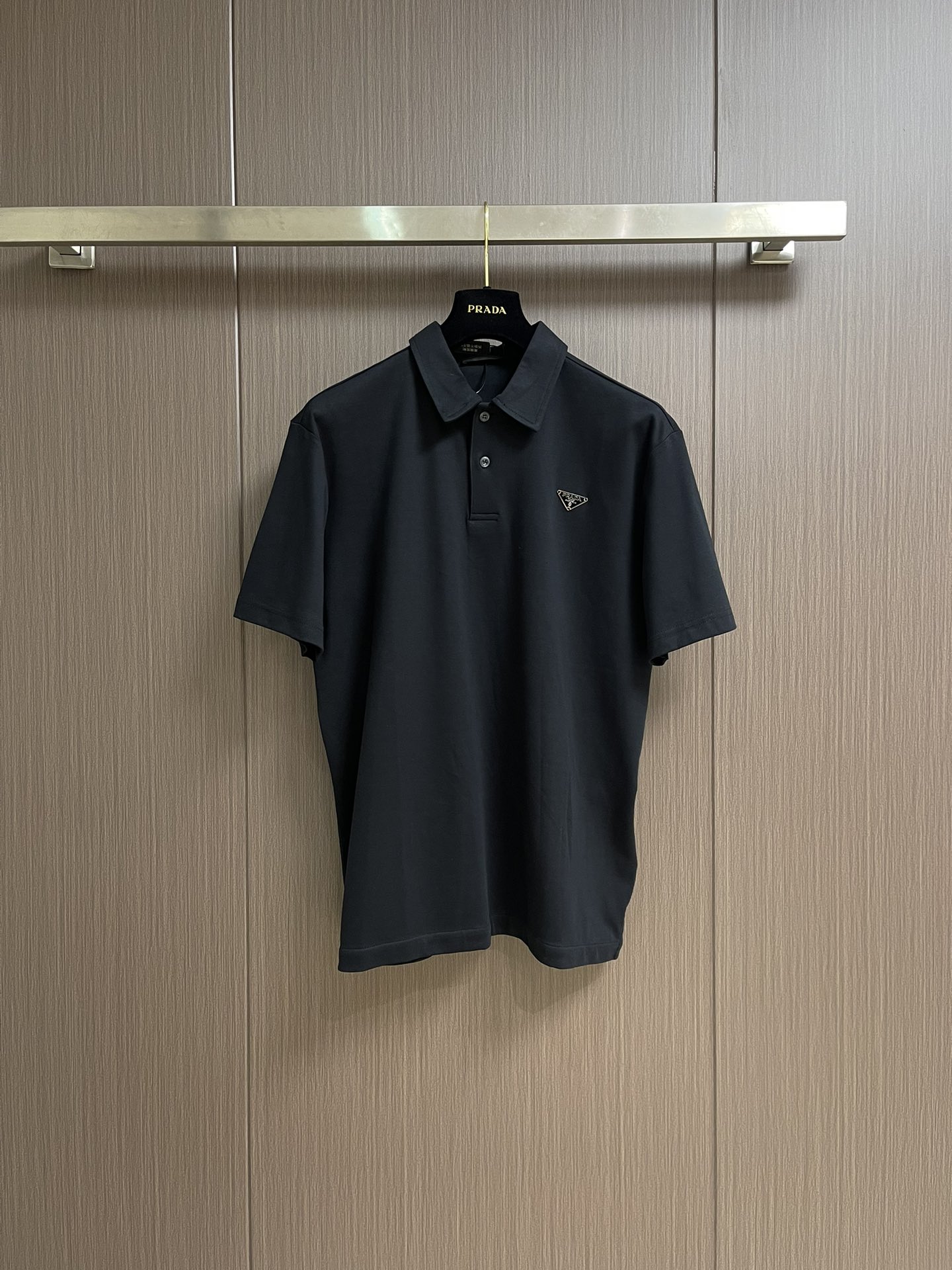 NO:422142,PRADA double-sided hand-seamed hardware label short-sleeved POLO, the fabric is made of 40 double-sided mercerated cotton. The fabric is made of long yarn cotton, and the double-stranded weaving makes the upper body look more high-end. The weight is gram. The leather label electroplated hardware label is artificially positioned on the seam, and 3 points. The Prada series combines traditional materials and technological innovation fabrics to create a mixed design. This slim-fit elastic cotton sleeve decoration has unique characteristics. Size S-XL, prada, T-shirt, alexander wang19860909PRADA 双面手缝五金标短袖POLO,面料采用40支双面丝光棉棉,该款面料采用长纱精棉定织成而,双股缠绕织法使上身版型更为高端.克重为克.皮标电镀五金手缝标,人工定位缝上,3个点位.Prada系列融汇传统材质与科技创新面料,塑造混搭设计.这款修身版弹力棉的衣袖饰,别具鲜明特色.尺码S-XL,,prada,T-shirt,alexander wang,Men's clothing