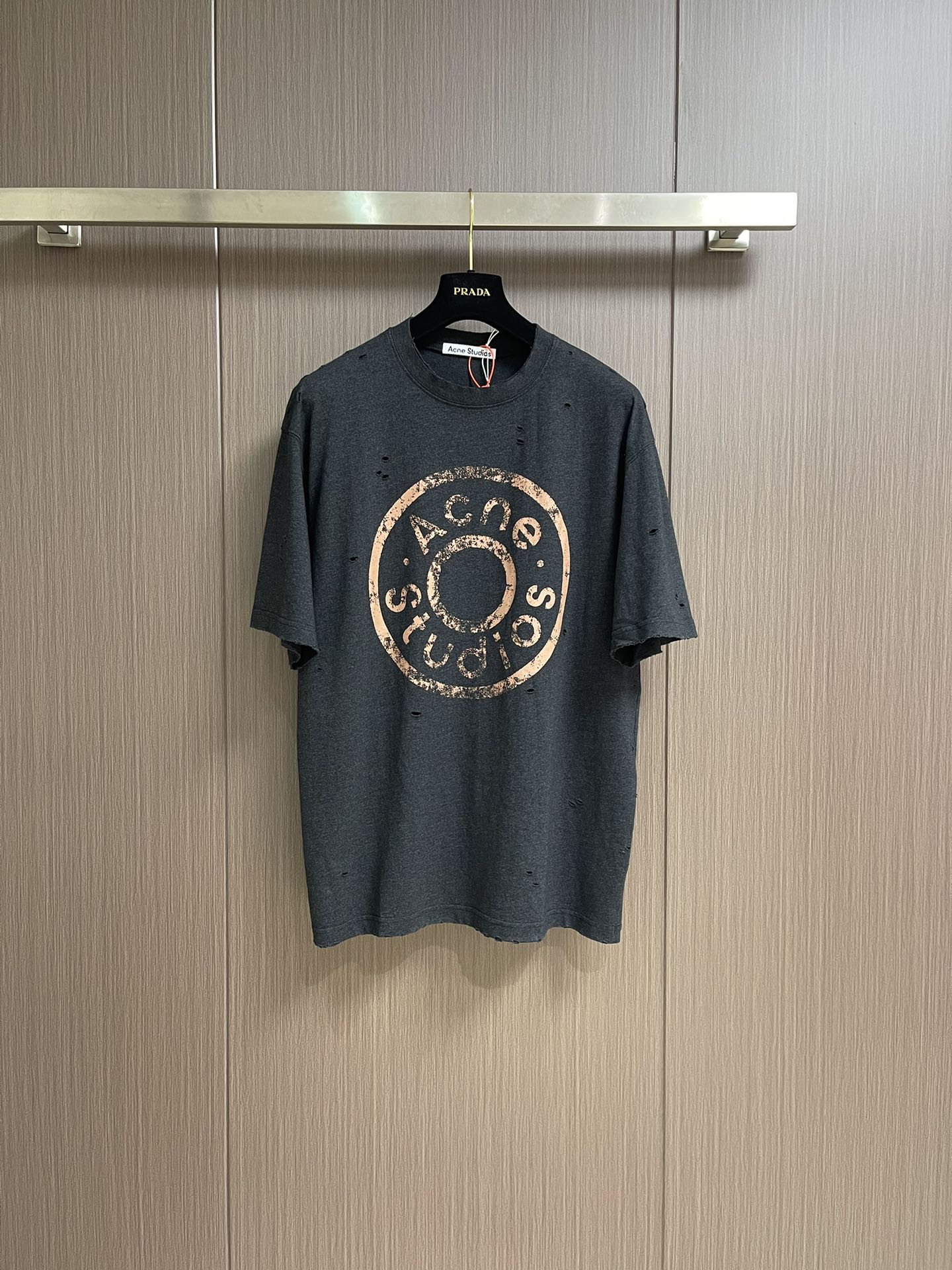 NO:422352,Acne Studios ripped old printed short-sleeved T-shirt, custom-painted dream double-strand cotton plain fabric, the chest is engraved with AcneStudios' unruly soul, the clever integration of ripped elements is deliberately rebellious. The glue printing is used, the chest printing has been modified three times, and the glue liquid paint is used to print the pattern x baking fabric on the fabric to fix the printing pattern. The clothes are worn by pure artificial regular positioning and brushing marks, and the texture and depth are added to the surface of the clothes to imitate the texture of natural wear. Size S-XL, acne studios, dior, T-shirt, tees, t-shirt, alexander wang19860909Acne Studios 破洞做旧印花短袖T恤,定制绘梦双股棉质平纹面料,胸前镌刻着AcneStudios不羁的灵魂,破洞元素的巧妙融入 在灰色画布上肆意挥洒,是刻意为之的叛逆.采用胶浆印花,胸前印花经过三次菲林网板修改,使用胶浆液体涂料在织物上打印图案x烘烤织物以固定印刷图案.衣身多处皆由纯人工规律性定位磨破,手工刷痕,在衣物表面增加纹理和深度感,以模仿自然磨损的质感.尺码S-XL,,acne studios,dior,T-shirt,tees，t-shirt,alexander wang,Men's clothing