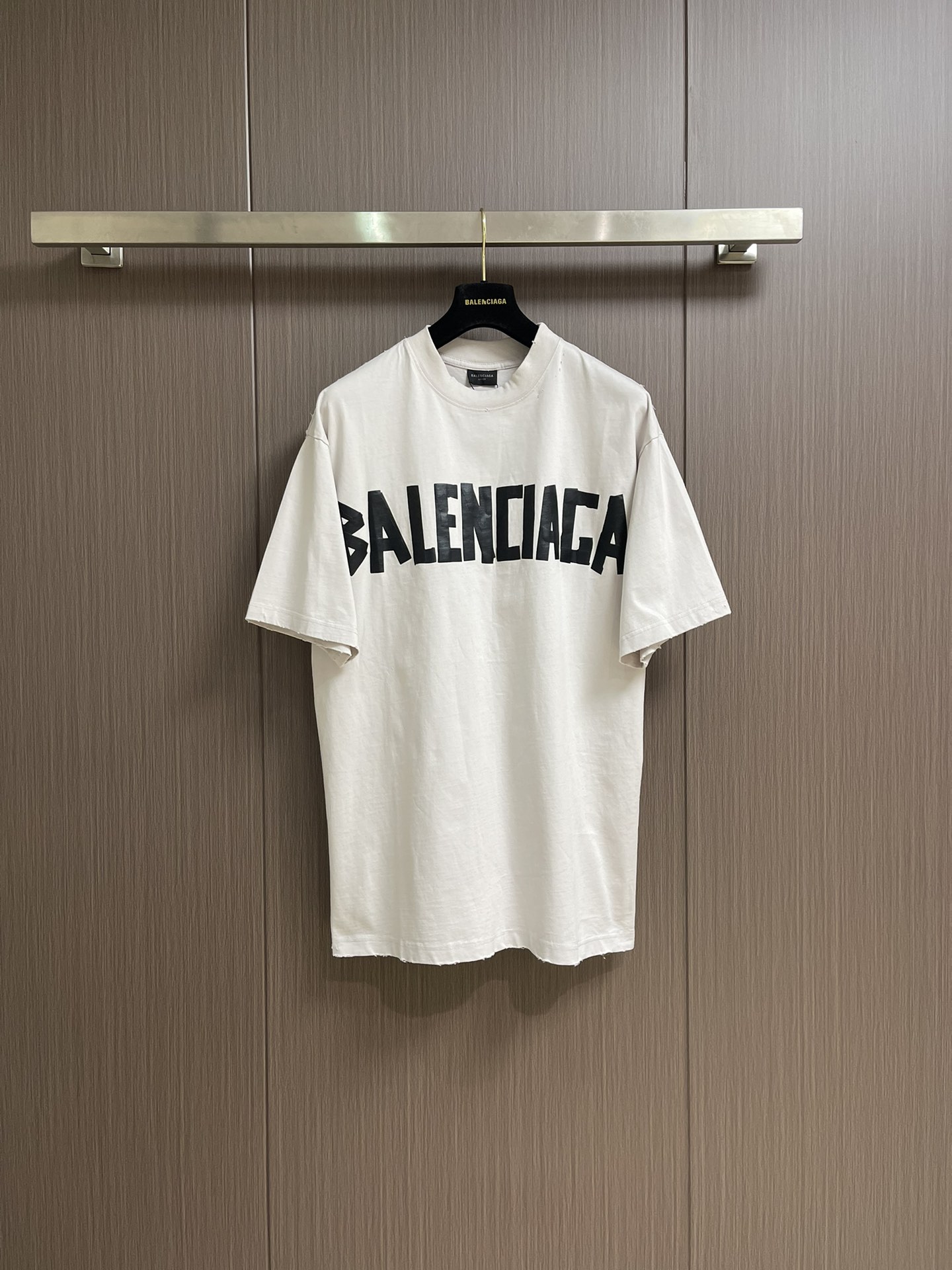 NO:422371,Balenciaga short-sleeved T-shirt with beautiful textured paper tape, sleeves and hem are worn out, the inner lining is clean, wireless head, no edges, the shoulder is worn out, the car line is straight, three-needle and five-line process, the inner lining is pressed, the fabric is worn out, the fabric is worn out, the neckline is worn, the ripped fabric is fixed, the color is consistent, there is no color difference, the process of using the letters of the textured paper tape on the chest is heavy, the process of washing fabric is comfortable and soft, the wear and washing effect is worn, the letters behind are artificially matched and fixed, the glue flowering process is made by hot plate. Size XS-L,,balenciaga, T-shirt,tees,t-shirt,alexander wang19860909Balenciaga 美纹纸胶带短袖T恤,袖子以及下摆采用磨烂效果 内里处理干净 无线头 无余边 肩部采用磨烂设计 车线平直 三针五线工艺 肩膀处内里带压条 面料采用做旧洗水磨毛工艺 领口部位磨烂破洞设计 罗纹面料定织定染色 颜色一致无色差 胸前运用美纹纸胶带字母整体重工艺的工序 水洗面料 舒适柔软 磨损洗旧效果 背后字母采用人工对位用烫版定型做胶浆花工艺.尺码XS-L,,balenciaga,T-shirt,tees，t-shirt,alexander wang,Men's clothing