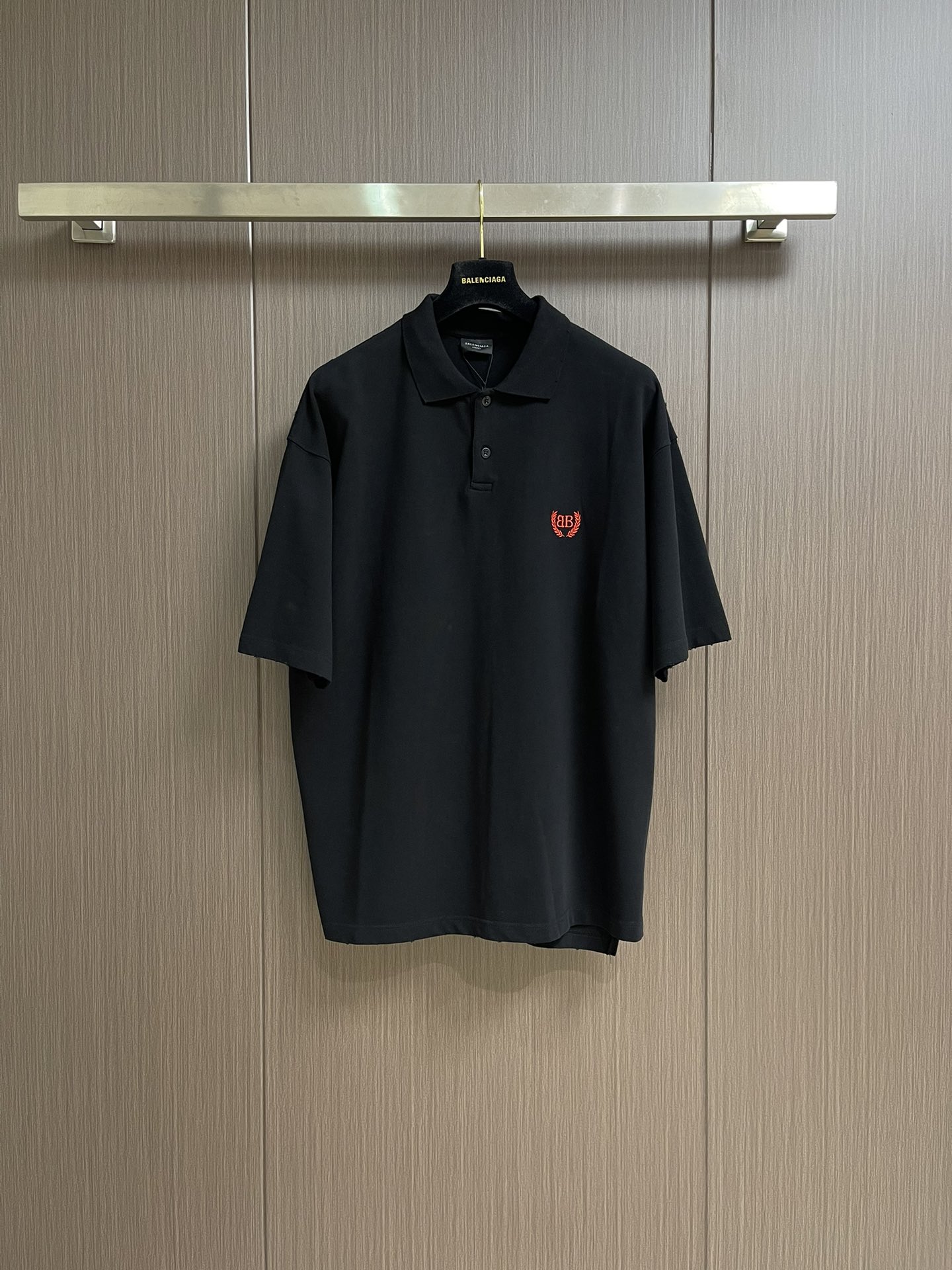 NO:422380,Balenciaga wheat ear embroidered POLO shirt, customized dream weaving honeycomb cotton, with deep black as the main color, a bright red love on the chest is vividly embroidered like a work of art, using imported machine embroidery technology, using advanced computer control system and precision mechanical parts, the overall wiring is straight and delicate, the fabric is comfortable and soft, the color is consistent and there is no color difference, and it can be matched with the same style to create a fashionable look, control various occasions, customize auxiliary materials, complete three standards, the same style for men and women!  Size XS-L, balenciaga,alexander wang19860909Balenciaga 麦穗刺绣POLO衫,定制织梦蜂巢棉 以深邃的黑色为主色调 胸前一抹鲜红爱心跃然其上 如同艺术品般点缀其间 采用进口机刺绣工艺 使用先进的计算机控制系统和精密的机械部件 整体走线平直细腻,面料舒适柔软,颜色一致无色差 能与同款搭配营造时尚造型,驾驭各种场合,定制辅料,三标齐全,男女同款！尺码XS-L,,balenciaga,alexander wang,Men's clothing