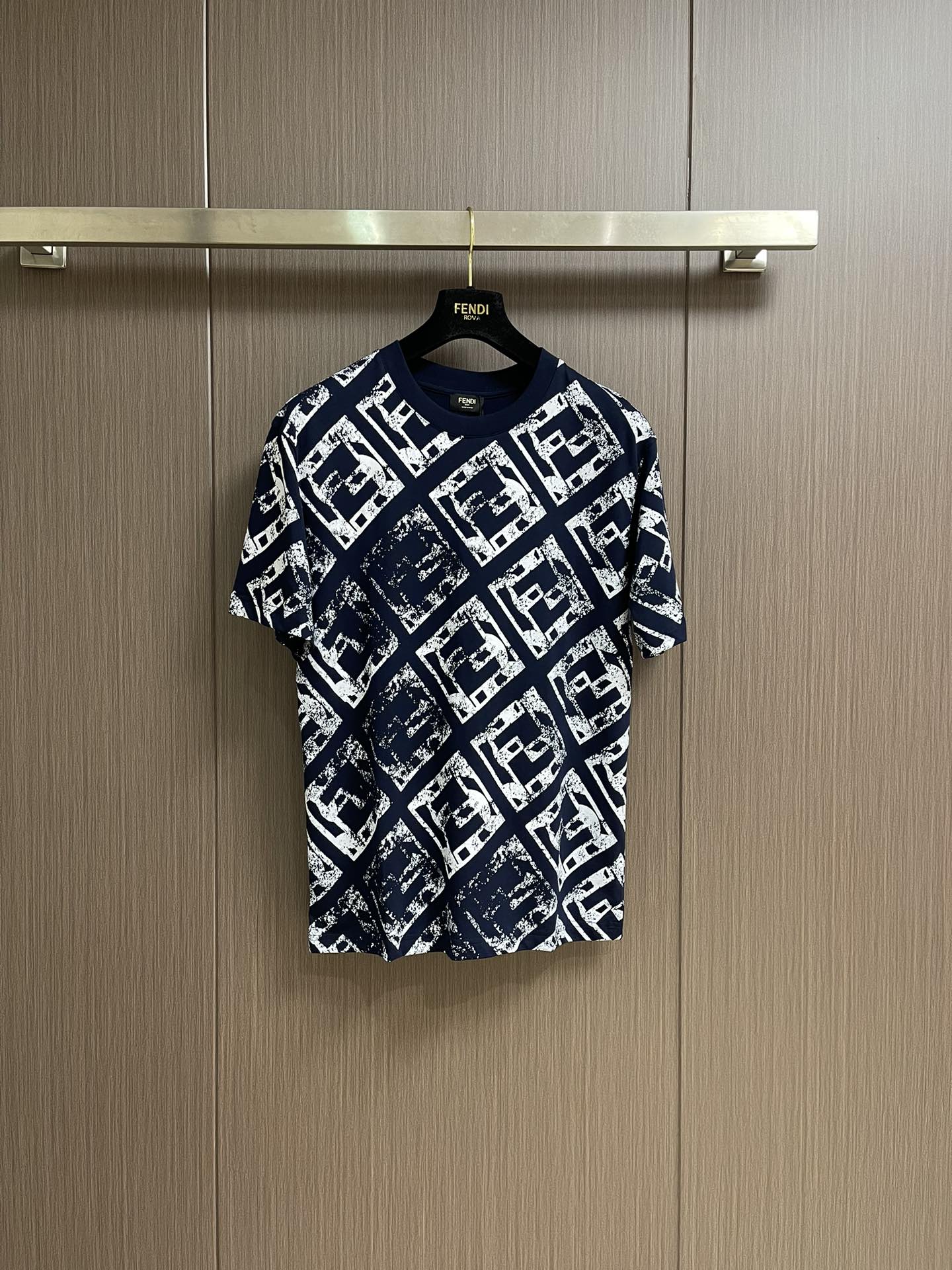 NO:422122,FENDI 2025SS new round neck full print short-sleeved T-shirt!  FF printing technology, pure cotton fabric, soft and skin-friendly. It has a fine workmanship and moderate thickness. It is fashionable and age-reducing. Size M-3XL, fendi, T-shirt, tees, t-shirt, alexander wang19860909FENDI 2025SS新款圆领满印短袖T恤！FF印花工艺,纯棉面料,柔软亲肤细腻.做工细致,厚度适中.时尚减龄百搭.尺码M-3XL,,fendi,T-shirt,tees，t-shirt,alexander wang,Men's clothing