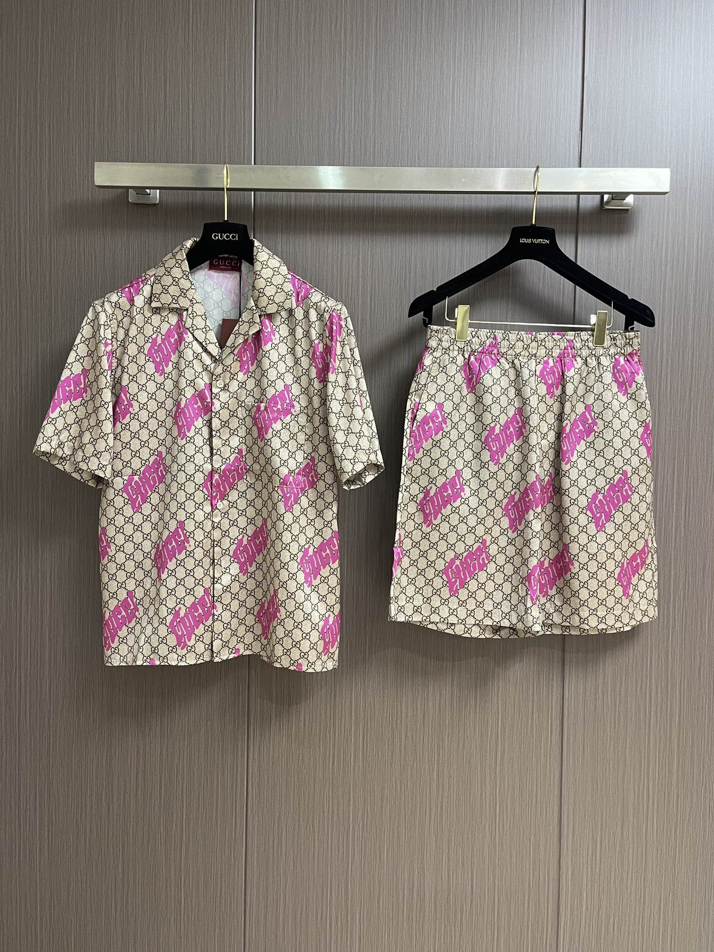 NO:422389,Tops, shorts, Gucci SS printed twill mulberry silk bowling short sleeve shirt shorts suit, in the early autumn series, Chinese artist Currynew (Xiang Zhang) puts out his creativity and ingenuity to incorporate the brand new brand logo into men's ready-to-wear, leather and accessories works. This shirt is made of beige, dark brown and purple twill mulberry silk material, and the whole GG and Gucc1 prints add vitality. Size S-XL 46-52,,gucci, shorts,shirts,T-shirt,alexander wang19860909上衣 短裤 Gucci SS印花斜纹桑蚕丝保龄球短袖衬衫短裤套装,在早秋系列中,中国艺术家Currynew(Xiang Zhang）挥洒创意巧思,将全新品牌标识融入男士成衣、皮件和配饰作品中.这款衬衫采用米色、深棕色和紫红色斜纹桑蚕丝材质,通体GG和Gucc1印花倍添活力色彩.尺码S-XL 46-52,,gucci,shorts,shirts,T-shirt,alexander wang,Men's clothing