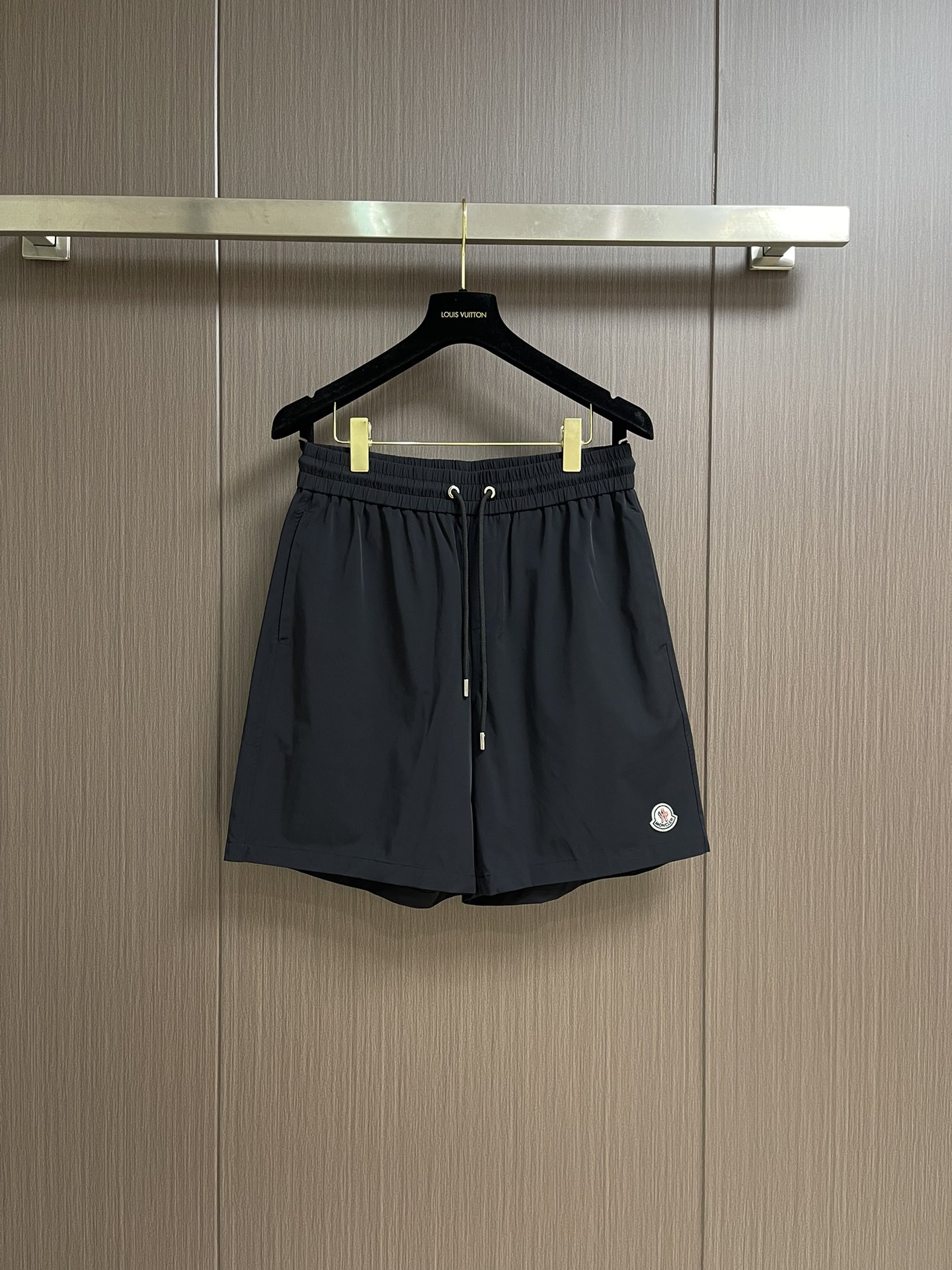 NO:422118,Moncler 2025ss new shorts quick-drying pants, high custom original hardware!  The upper body has a very positive effect, and the leg lines are fully demonstrated. The imported quick-drying fabric is provided by all customers. The texture is tight and delicate. The upper body is very comfortable and stylish, and it is extremely practical and versatile, which is very worth buying!  Size M-3XL, shorts, alexander wang19860909Moncler 2025ss新款短裤速干裤 高订制原版五金！上身效果超正,腿部线条完全得到彰显,全客供进口速干面料 纹理 紧致细腻,上身非常舒适有型,而且极为实穿百搭,非常值得入手！尺码M-3XL,,shorts,alexander wang,Men's clothing