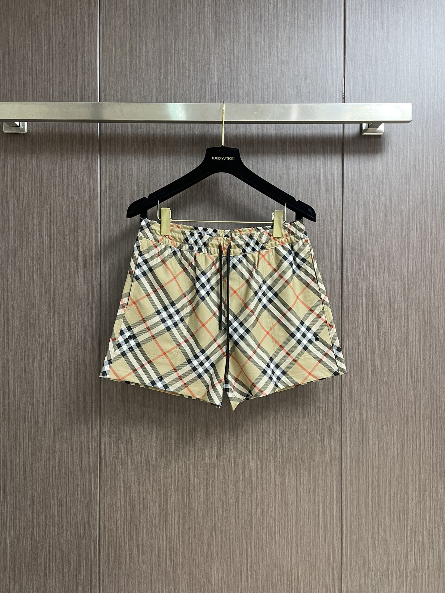 NO:422265,Burberry 2025ss new drawstring swimming trunks, made of nylon twill fabric. It is made of worsted in Italy and decorated with Burberry plaid. It presents a casual style and is matched with mesh lining. Size XS-XL, burberry, alexander wang19860909Burberry 2025ss新款抽绳游泳裤,选用尼龙斜纹面料打造.于意大利精纺而成,装饰 Burberry格纹.呈现休闲版型,搭配网眼内衬.尺码XS-XL,,burberry,alexander wang,Men's clothing