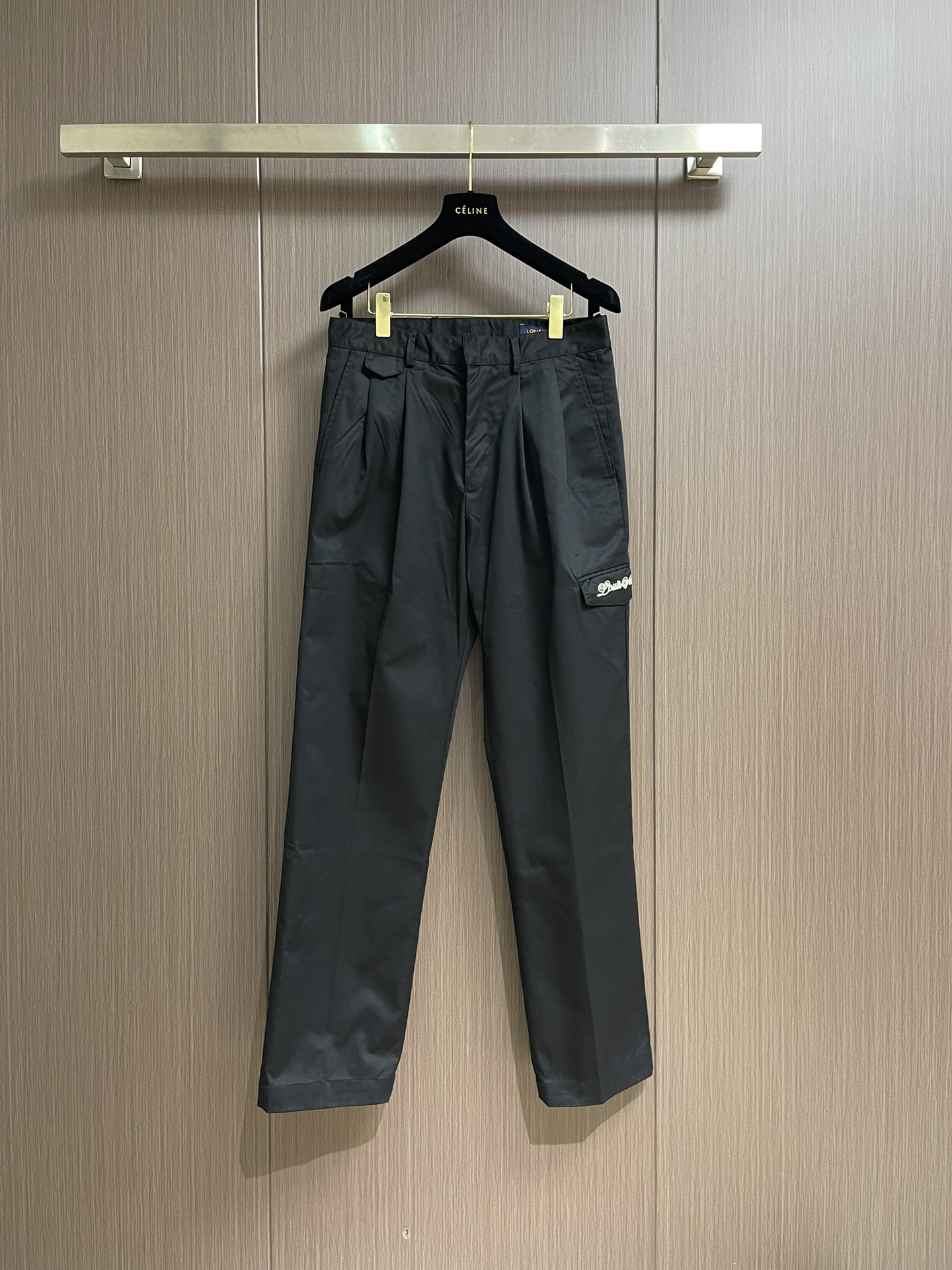 NO:422279,LV 2025ss pocket embroidery trousers, 40S*40s cotton double-sided twill fabric, order-dyeing large-scale fabric color number front side pocket is embroidered by Japanese imported Tajima embroidery machine, order-dyeing rayon material embroidery thread, three-dimensional glue edge embroidery method, inner inlaid hardware with four-fold buckle lower foot two sets of molds, Swiss teeth closing zipper. Size 46-52,,louis vuitton,alexander wang19860909LV 2025ss 口袋刺绣长裤,40S*40s全棉双面斜纹布,订染大货面料颜色号前幅侧袋采用日本进口田岛绣花机刺绣,订染人造丝材质绣花线,立体胶包边绣法,内镶五金标带四合扣下脚两套模具,瑞士牙闭尾拉链.尺码46-52,,louis vuitton,alexander wang,Men's clothing