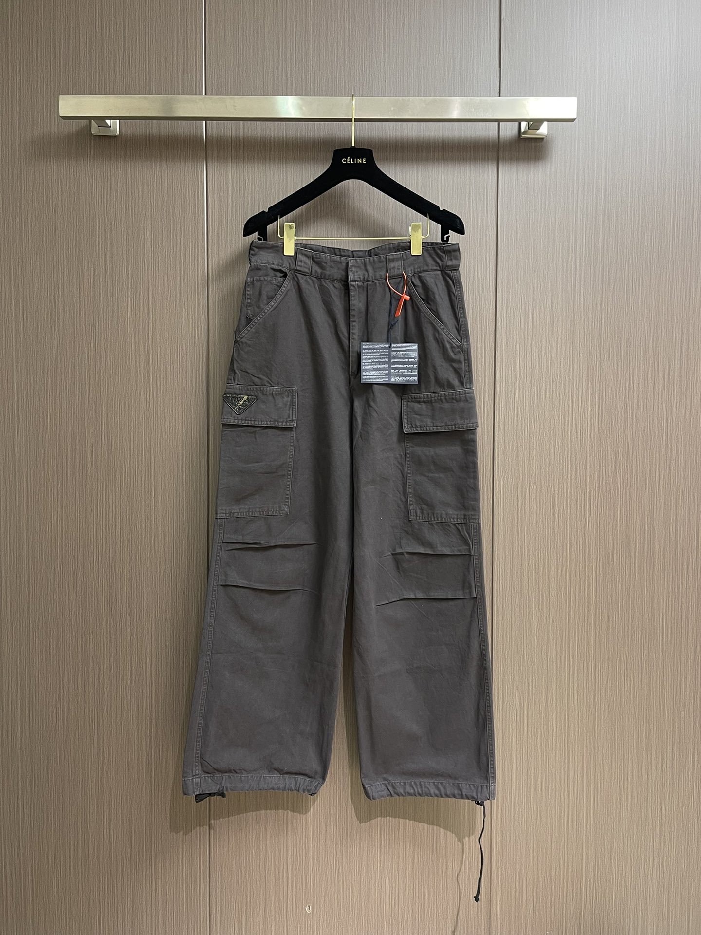 NO:422085,Prada 2025Fw new old triangle leather logo trousers, customized rough-washed small Zhufan fine material, full texture, comfortable skin, retro old triangle leather logo embellishment, add a touch of retro charm to the sublimation with the retro gradient color of washing water. In the simple design, extraordinary taste is hidden, every frame is high-end, showing Prada's consistent exquisiteness and elegance, interpreting the true meaning of low-key luxury, using imported special aircraft infrared positioning 'Prada triangle leather logo' positioning is more accurate, firm and solid, and the washing process adopts five complex processes, stone mill light fermentation, multiple monkeys, artificial sand rubbing, asuette dyeing, and re-dying and grinding, which makes this pair of pants special and high-end black without black gray without gray without gray brown without brown  Every step of cumbersome and meticulous embodies the hard work and wisdom of the craftsmen. The pants are unconventional, all made by manual positioning, time-consuming and labor-intensive, real cowhide leather. Size S-XL, prada, cowhide, alexander wang19860909Prada 2025Fw新款做旧三角皮革徽标长裤,定制粗粝洗褪小朱帆精织料 质感十足 舒适贴肤 复古做旧三角皮革徽标点缀 以洗水复古渐变色为升华增添一抹复古的韵味 简约设计之中 蕴藏不凡品味 每一帧都尽显高级 展示出Prada一贯的精致和优雅 诠释低调奢华的真谛,采用进口专机红外线定位'Prada三角皮革徽标'位置更为精准 牢固结实, 洗水工艺采用五道复杂工序 石磨轻酵 多位马骝 人工擦沙 阿苏特染色 再返染返磨 才使得这一条裤子颜色特殊而高档黑而不黑 灰而不灰 棕而不棕 繁琐而精细每一步都凝聚了工匠们的心血和智慧,裤子非常规耳仔 皆由人工定位制作而成 耗时耗力,真牛皮皮标.尺码S-XL,,prada,cowhide,alexander wang,Men's clothing