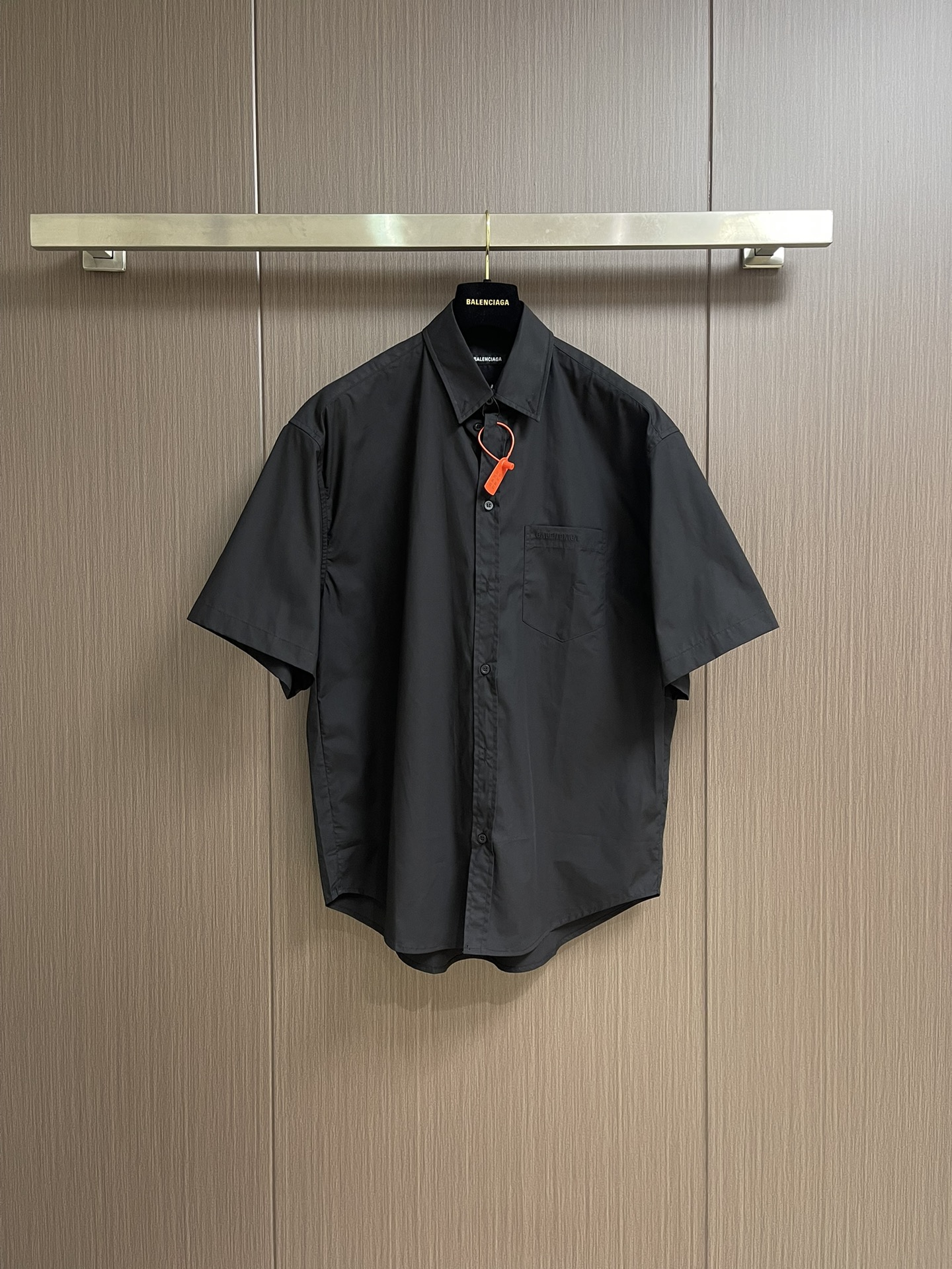 NO:422131,Balenciaga tape short-sleeved shirt, customized cotton wrinkle-removing fiber cloud fabric, delicate and soft, comfortable skin, pure black as the background, chest homogeneous, Balenciaga logo embroidery embroidery embroidery, complement the back security tape logo art works to enhance brand recognition, the bright pink like a burning flame instantly ignites the visual focus, the soul of art, fashion, using imported machine embroidery technology, using advanced computer control systems and precision mechanical components to realize Balenciaga embroidery operation High precision, smooth and delicate lines, light-sensitive adhesive printing Use special light-sensitive adhesive materials Mix the glue with appropriate amount of water or other diluents Evenly The prepared light-sensitive adhesive is scraped and printed, using the rollover and buried line technology, which can provide high-quality stitching effect, smooth and clean  Neat and tidy. Size 38-40-42-44 S-XL,,balenciaga,shirts,T-shirt,alexander wang19860909Balenciaga 胶带短袖衬衫,定制臻棉御皱纤云布料 细腻柔软 舒适贴肤 以纯粹之黑为底色 胸前同质化,Balenciaga标识刺绣点缀 与背面security tape logo艺术作品相得益彰增添品牌辨识度 那一抹鲜艳的粉红色似燃烧的火焰 瞬间点燃视觉焦点 艺术之魂 时尚之韵,采用进口机刺绣工艺 使用先进的计算机控制系统和精密的机械部件 实现Balenciaga刺绣作业 精度高 线条流畅而细腻,光感胶浆印花 利用特殊的光感胶浆材料 将胶浆与适量的水或其他稀释剂混合均匀 将调配好的光感胶浆通过刮印的方式,采用侧翻埋夹车线工艺 能够提供优质的缝合效果 平顺整洁 工整整洁.尺码38-40-42-44 S-XL,,balenciaga,shirts,T-shirt,alexander wang,Men's clothing