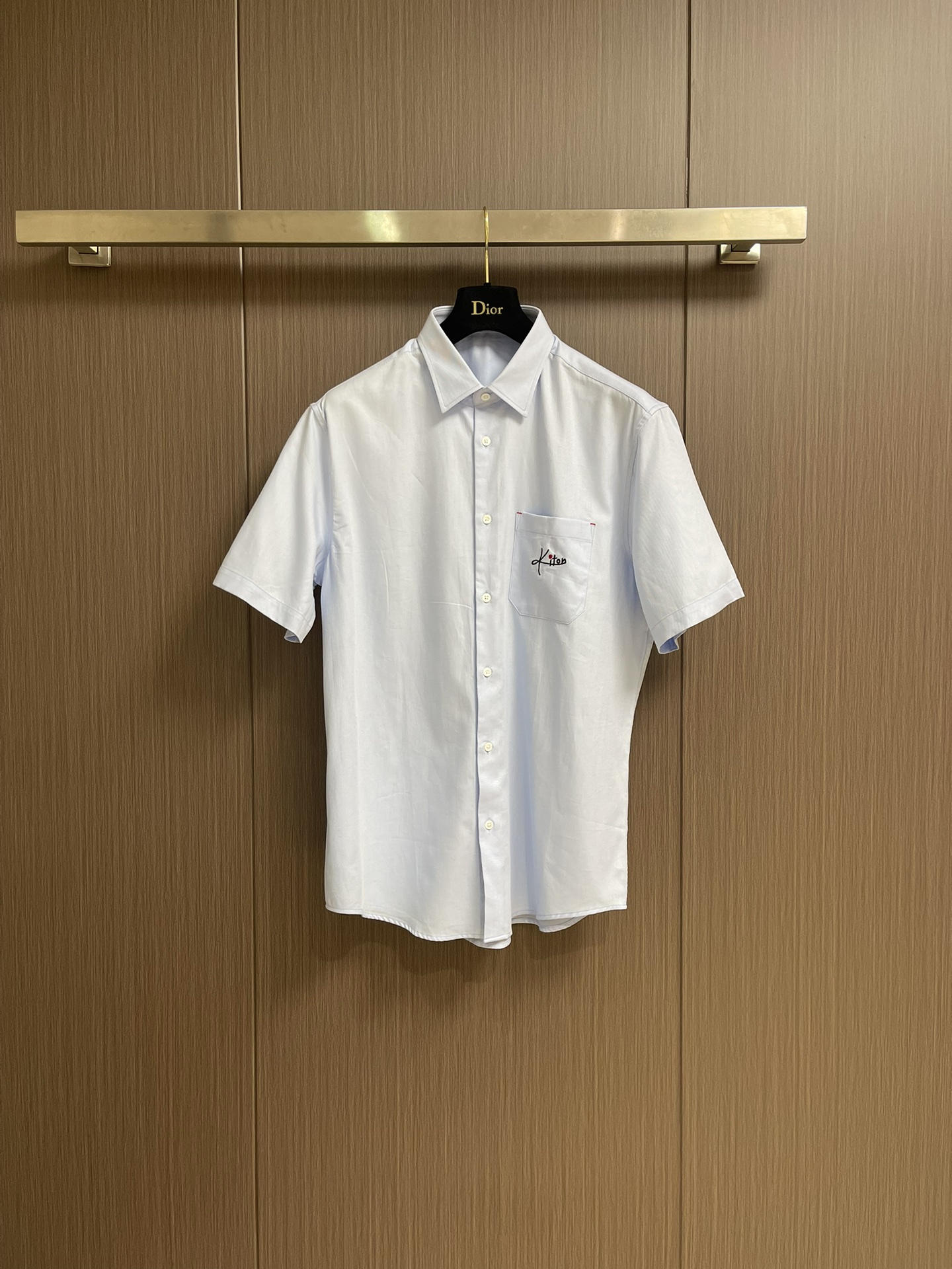 NO:422133,Kiton 2025SS early spring new short-sleeved shirt continues the brand's classic and distinctive style design. The atmospheric and luxurious wiring is really easy to see, and it is super handsome when you control it!  Made of imported high-quality fabrics, the fabric feels lighter than conventional fabrics, and the touch is softer and skin-friendly, so it is not picky. The texture is very crisp and has a strong and skewer!  It is woven with high-end jacquard machine, and the wiring is full of extremely obvious concave and convex three-dimensional sense. The details and exquisiteness are so perfect that they cannot be picked. The sense of high quality is interpreted to every detail of the body!  The high-level positioning and cutting process ensures the alignment and visual beauty of the bright lines at the joints. It is a versatile product that is not picky about people or gender or age. It is highly recommended for everyone to buy it!  Size S-XXL S S S shoulder width 44 bust 105 rear medium length 77 sleeve length 22 M S shoulder width 45 bust 109 rear medium length 78 sleeve length 23 L S shoulder width 46 bust 113 rear medium length 79 sleeve length 24 XL Shoulder width 47 bust 117 rear medium length 80 sleeve length 25 XXL Shoulder width 48 bust 121 rear medium length 81 sleeve length 26,,shirts,T-shirt,alexander wang19860909kiton 2025SS早春新款短袖衬衫,延续了品牌经典鲜明的风格设计,大气奢华的走线真是好看到不行,驾驭起来都超级帅气！客供进口优质面料制成,面料手感比常规面料要偏轻薄一些,触感更是柔软亲肤到无法挑剔,质地非常的挺括且有筋骨感！采用高端提花机织造,走线富有极为明显的凹凸立体感,细节与精致程度都完美到无法去挑剔,将高级感演绎到了衣身的每一处细节！高水准定位裁剪工艺,保证了接缝处明线的对位与视觉美感,完全不挑人不挑性别年龄的百搭臻品,强烈推荐大家入手！尺码S-XXL S码肩宽44胸围105 后中长77 袖长22 M码肩宽45 胸围109 后中长78袖长23 L码肩宽46胸围113后中长79袖长24 XL码肩宽47 胸围117后中长80袖长25 XXL码肩宽48 胸围121 后中长81 袖长26,,shirts,T-shirt,alexander wang,Men's clothing