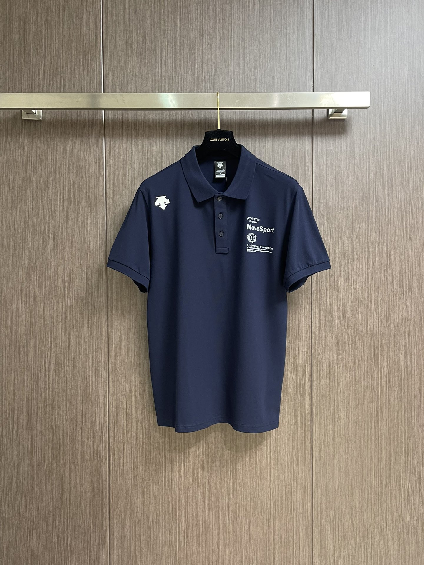 NO:422295,Descente 2025SS new sports POLO shirt, its moisture absorption and quick drying performance is excellent. After exercise or sweating, sweat can be quickly absorbed and evaporated quickly, always keeping the body dry. It not only reduces the friction of clothes on the skin, but also brings a flexible and close-fitting experience. No matter how intense the activity is, it is comfortable and comfortable. The classic style is simple and fashionable. Whether it is a comfortable weekend or a business occasion, it can be easily controlled. The exquisite 3D three-dimensional glue-pressing logo on the chest demonstrates quality and style. Two colors are available to meet different personal needs. Descente ice silk is an indispensable fashion item in summer wardrobe. Size M-XXL, alexander wang19860909Descente迪桑特 2025SS新款运动POLO衫,它的吸湿速干性能十分出色,运动或出汗后,汗水能迅速被吸收并快速蒸发,始终保持身体干爽.不仅减少了衣物对皮肤的摩擦,还带来灵动贴身的穿着体验,活动再剧烈也舒适自在.经典的版型简约又不失时尚,无论是搭配享受惬意周末,还是换上出席商务场合,都能轻松驾驭.胸前精致的3D立体压胶logo,彰显品质与格调.两色可选,满足不同个性需求.迪桑特冰丝,是夏日衣橱不可或缺的时尚单品.尺码M-XXL,,alexander wang,Men's clothing