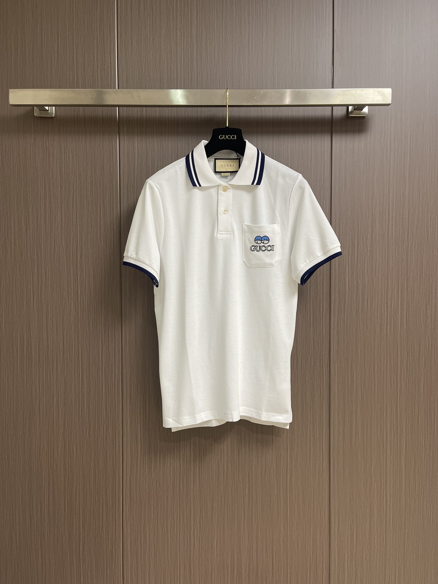 NO:422307,GUCCI 2025ss Spring and Summer New Short-Sleeve POLO, the creative design of London artist and illustrator Hattie Stewart adds vitality and playfulness to the brand. Under her unique and bold design style, Gucci logos and colorful elements collide with bright colors, integrating printing, patches and embroidery to bring new ideas. These agile patterns draw on the essence of art, design and fashion, and are determined to break the conventional style and add the finishing touch to a variety of ready-to-wear and accessories!  Size S-XXL, gucci, T-shirt, alexander wang19860909GUCCI 2025ss春夏新款短袖POLO,伦敦艺术家兼插画师Hattie Stewart的创意设计,为品牌添注盎然活力和俏皮之感.在她个性张扬的设计风格下,Gucci标识与缤纷趣致元素碰撞生辉,融入印花、贴饰和刺绣焕发新意.这些灵动图案汲取艺术、设计与时尚之精髓,锐意打破常规风格,为多款成衣和配饰添上点睛之笔！尺码S-XXL,,gucci,T-shirt,alexander wang,Men's clothing