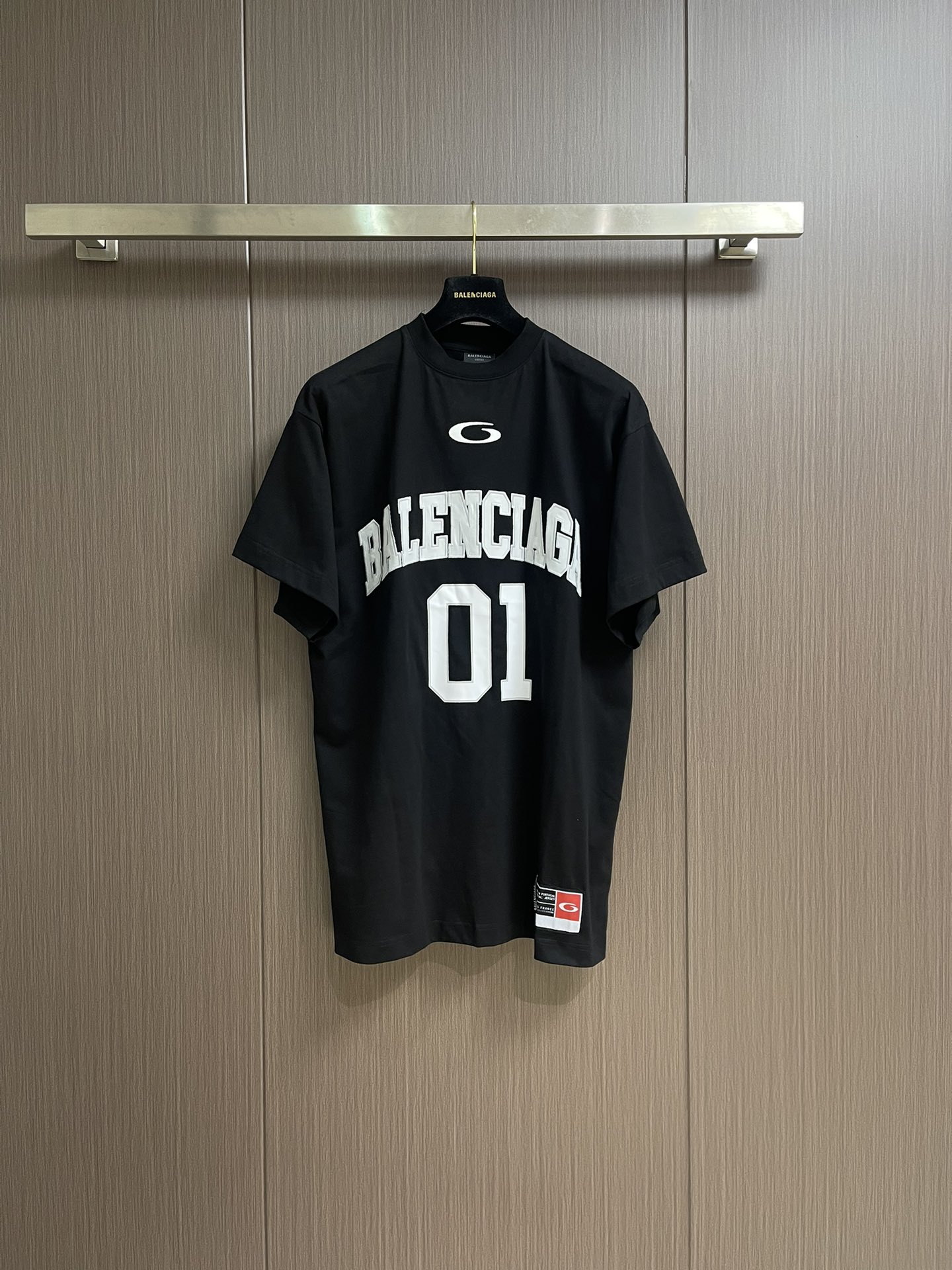 NO:422116,Balenciaga No. 10 jersey embroidered short-sleeved T-shirt, 16 single-combed tight spinning, 250 grams of encrypted jersey cloth after washing, fixed color purple and blue on the board, and made dust-free and light-food wool on the face. The printing process adopts direct injection process of white ink. It is comfortable and breathable, and the embroidery is embroidered with encrypted patch embroidery technology. The board is fixed with weaving stamps. The overall thread is straight and delicate, the fabric is comfortable and soft, the color is consistent and there is no color difference. It can be matched with the same style to create a fashionable look, control various occasions, customized auxiliary materials, complete three standards, the same style for men and women!  Size 1-2-3-4 S-XL, balenciaga, T-shirt,tees, t-shirt,alexander wang19860909Balenciaga 十号球衣刺绣短袖T恤,采用16支单精梳紧密纺纱做洗后250克加密平纹布,对板定染紫色和蓝色,做无尘烧毛加面部轻食毛工艺.印花工艺采用白墨直喷工艺.舒适透气,绣花处采用加密贴布绣工艺.对板定织章仔.整体走线平直细腻 面料舒适柔软 颜色一致无色差 能与同款搭配营造时尚造型,驾驭各种场合,定制辅料,三标齐全,男女同款！尺码1-2-3-4 S-XL,,balenciaga,T-shirt,tees，t-shirt,alexander wang,Men's clothing