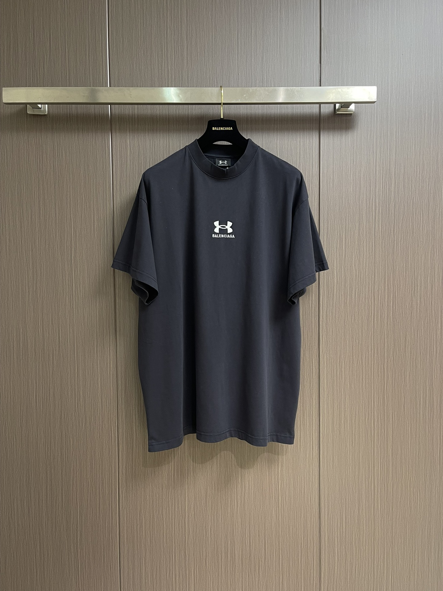 NO:422302,Balenciaga co-branded short-sleeved T-shirt, using fixed-woven and dyed pure cotton fabric, soft and comfortable to touch. The main mark of the auxiliary material, the washing mark and the tag are customized with logo logo. The iconic icon and logo logo are combined with the logo logo. It is very eye-catching. The colors are consistent and there is no color difference. The overall wiring is straight and delicate. It can be matched with the same style to create a fashionable look. It can handle various occasions. Customized auxiliary materials, complete three standards, and the same style for men and women!  Size 0-1-2-3, ,balenciaga,T-shirt,tees,t-shirt,alexander wang19860909balenciaga 联名刺绣短袖T恤,采用定织定染纯棉面料 手感柔软舒适 辅料主标和洗水标及吊牌定制带logo标志 标志性的图标与标志Logo相结合 非常的抢眼 颜色一致无色差 整体走线平直细腻 能与同款搭配营造时尚造型,驾驭各种场合,定制辅料,三标齐全,男女同款！尺码0-1-2-3,,balenciaga,T-shirt,tees，t-shirt,alexander wang,Men's clothing