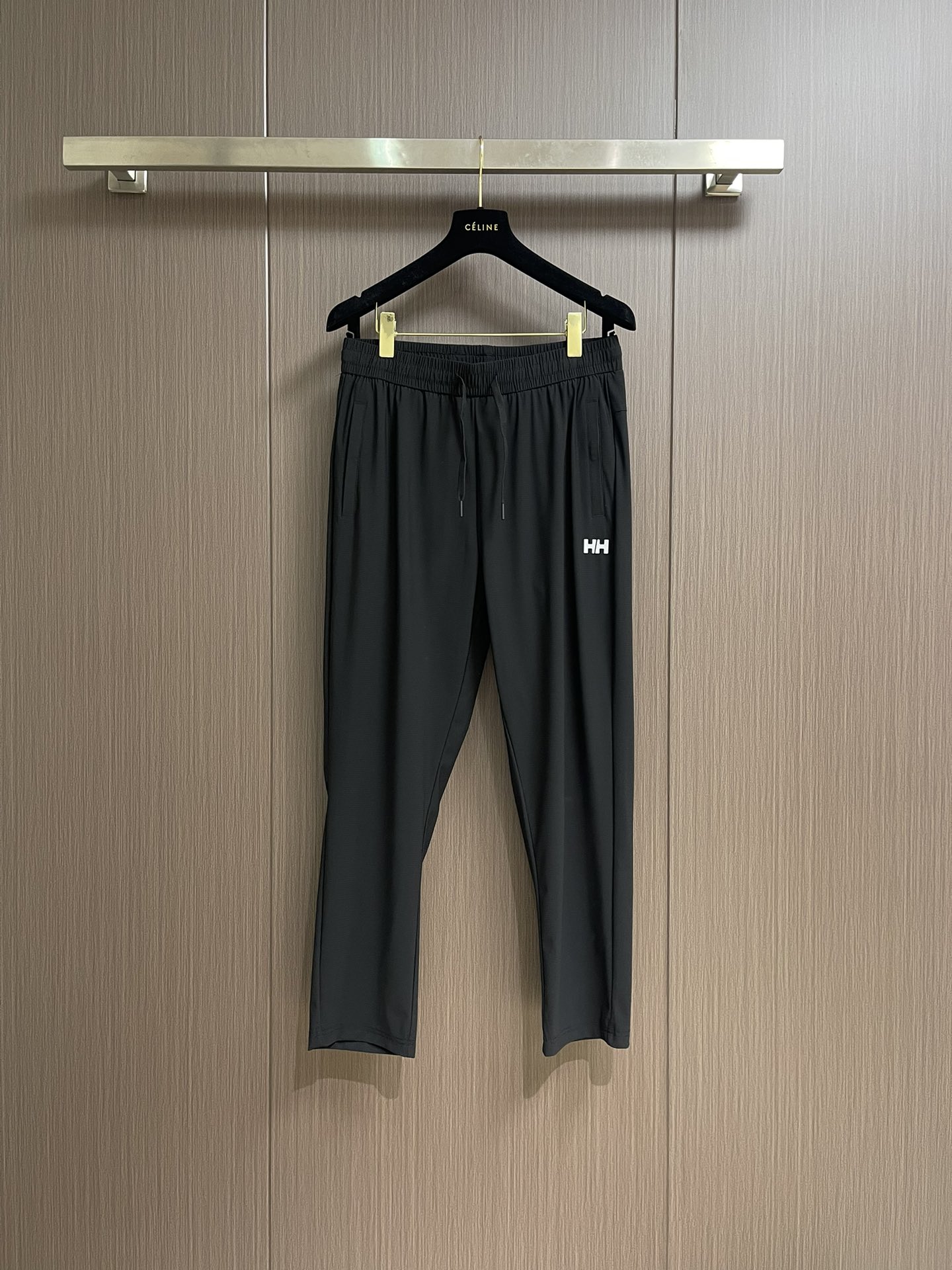 NO:428196,HH HELLY HANSENHH 2025SS summer new men's sports dry sun protection cool ice silk quick-drying trousers casual pants, three-dimensional silicone LOGO ultra-thin skin pants!  Four-bullet quick-drying fabric ice silk pants!  The four-sided elastic sugan technology fabrics provided by the customer are good elasticity, quick-drying and breathable!  Fabrics are always strong in summer, not just fabrics, but more of a kind of technology. This is also their technical fortress. The workmanship is very good!  Very well-made and well-made tags and complete markings. Size M-3XL, alexander wang19860909HH HELLY HANSENHH 海丽汉森2025SS夏新款男士运动干爽防晒凉感冰丝速干长裤休闲裤,立体硅胶LOGO超薄皮肤裤！四弹速干面料冰丝裤！客供的四面弹sugan科技面料,弹力不错,速干透气！夏季穿着舒适性很好面料一向都是强项,不仅仅是面料,更多的是一种科技这个也是他们的技术堡垒内里走线做工非常到位！做工非常到位吊牌洗唛齐全.尺码M-3XL,,alexander wang,Men's clothing