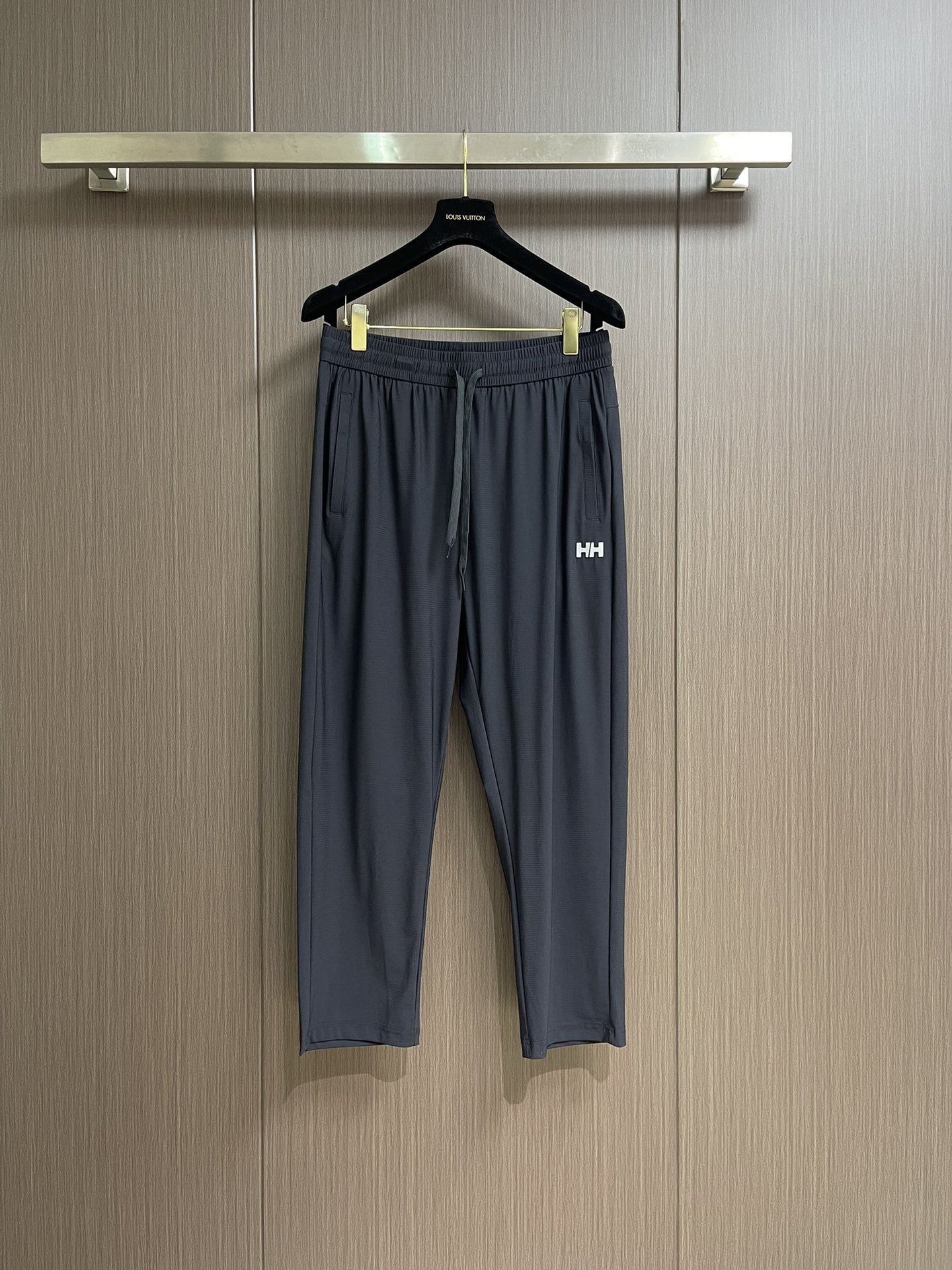 NO:428202,HH HELLY HANSENHH 2025SS summer new men's sports dry sun protection cool ice silk quick-drying trousers casual pants, three-dimensional silicone LOGO ultra-thin skin pants!  Four-bullet quick-drying fabric ice silk pants!  The four-sided elastic sugan technology fabrics provided by the customer are good elasticity, quick-drying and breathable!  Fabrics are always strong in summer, not just fabrics, but more of a kind of technology. This is also their technical fortress. The workmanship is very good!  Very well-made and fully cleaned tags. Size M-3XL, alexander wang19860909HH HELLY HANSENHH 海丽汉森2025SS夏新款男士运动干爽防晒凉感冰丝速干长裤休闲裤,立体硅胶LOGO超薄皮肤裤！四弹速干面料冰丝裤！客供的四面弹sugan科技面料,弹力不错,速干透气！夏季穿着舒适性很好面料一向都是强项,不仅仅是面料,更多的是一种科技这个也是他们的技术堡垒内里走线做工非常到位！做工非常到位吊牌洗唛齐全 尺码M-3XL,,alexander wang,Men's clothing
