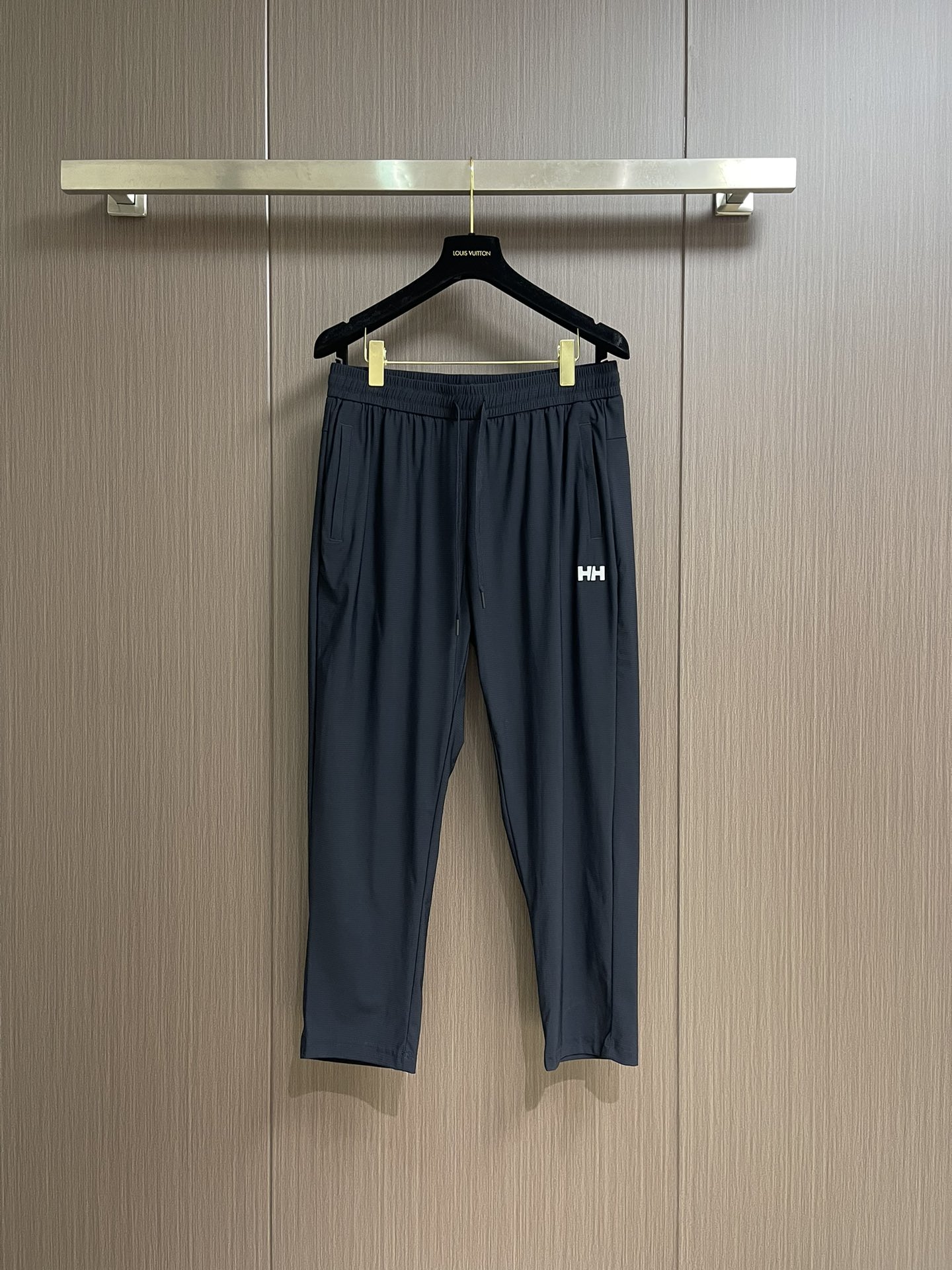NO:428152,HH HELLY HANSENHH 2025SS summer new men's sports dry sun protection cool ice silk quick-drying trousers casual pants, three-dimensional silicone LOGO ultra-thin skin pants!  Four-bullet quick-drying fabric ice silk pants!  The four-sided elastic sugan technology fabrics provided by the customer are good elasticity, quick-drying and breathable!  Fabrics are always strong in summer, not just fabrics, but more of a kind of technology. This is also their technical fortress. The workmanship is very good!  Very well-made and well-made tags and complete markings. Size M-3XL, alexander wang19860909HH HELLY HANSENHH 海丽汉森2025SS夏新款男士运动干爽防晒凉感冰丝速干长裤休闲裤,立体硅胶LOGO超薄皮肤裤！四弹速干面料冰丝裤！客供的四面弹sugan科技面料,弹力不错,速干透气！夏季穿着舒适性很好面料一向都是强项,不仅仅是面料,更多的是一种科技这个也是他们的技术堡垒内里走线做工非常到位！做工非常到位吊牌洗唛齐全.尺码M-3XL,,alexander wang,Men's clothing
