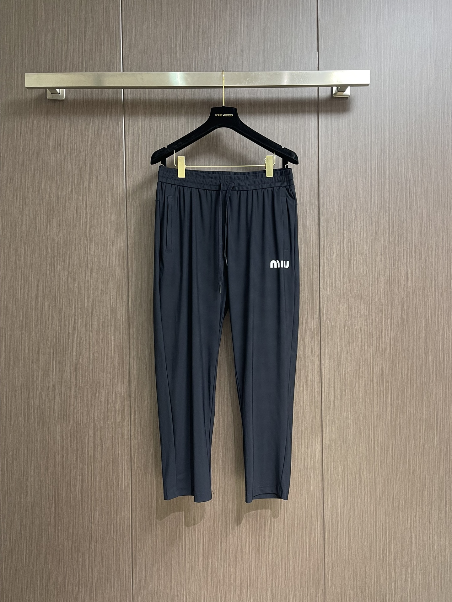 NO:428184,MIUMIU 2025ss new casual sleeves, the fabric is breathable and comfortable, the waist elastic band design, the upper body is full of slack feeling and soft and glutinous feel!  Delicate texture, precise logo embroidery. Create a unique sense of fashion, combining classic and fashionable fashion, and matching high-end items with obvious performance!  Size M-3XL, miumiu,alexander wang19860909MIUMIU 2025ss新款休闲卫裤,面料透气舒适,腰部弹力带设计,上身松弛感满满,手感软糯！质感细腻,精密logo标识刺绣.打造别具一格的时尚韵味感,经典与时髦的时尚结合,搭配性能显而易见的高奢单品！尺码M-3XL,,miumiu,alexander wang,Men's clothing