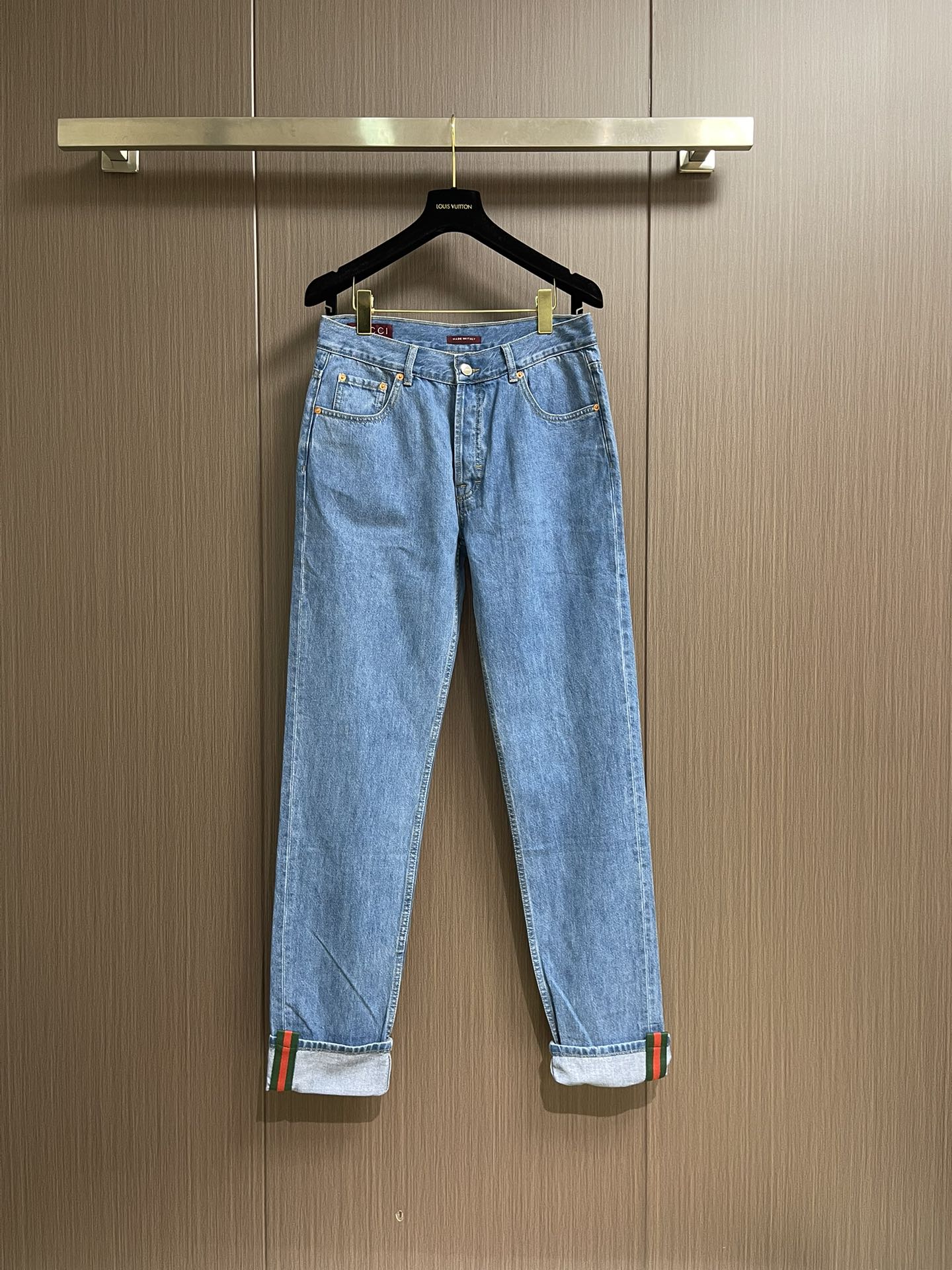 NO:569857,GUCCI 2025SS new tapered cut jeans, this is a new interpretation of the denim series, with subtle and introverted details adding charm to daily looks. These tapered trousers are crafted from certified cotton denim fabrics, and the trouser legs are embellished with red and green webbing pull-loop details, showing a unique charm, highly recommended!  Size 30-31-32-33-34-36,,gucci,jeans,alexander wang19860909GUCCI 2025SS新款锥形剪裁牛仔裤,这款是丹宁系列焕新演绎服饰,以含蓄内敛的细节为日常造型平添魅力.这款锥形长裤甄选认证棉质丹宁面料匠心打造,裤脚口缀饰红绿织带提环细节,尽显别样魅力,强烈推荐！尺码30-31-32-33-34-36,,gucci,jeans,alexander wang,Men's clothing