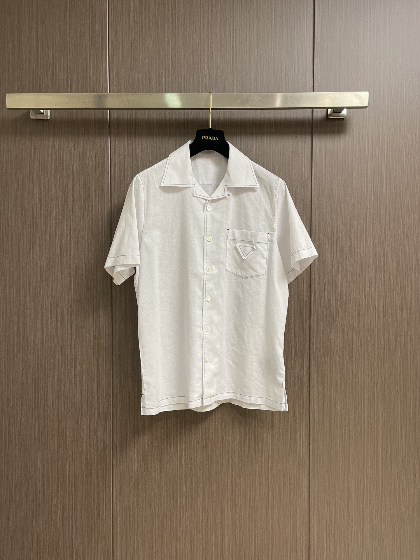 NO:411945,Prada bright linen short-sleeved shirt, this linen shirt uses bowling lapels, which are clearly outlined with contrasting stitching, embellishing the classic triangle logo in the same color. Oversize shape, bowling lapels, classic chest pockets, straight bottom edge, mother-of-pearl button closure, front fabric triangle logo. Size S-XXL S shoulder width 45cm bust 110 Long 75 Sleeve length 23 M shoulder width 46cm bust 114 Long 76 Sleeve length 24 L shoulder width 47cm bust 118 Long 77 Sleeve length 25 XL shoulder width 48cm bust 122 Long 78 Sleeve length 26 XXL shoulder width 49cm bust 126 Long 79  Sleeve length 27, prada, versace,shirts,T-shirt,alexander wang19860909Prada 明线亚麻短袖衬衫,这款亚麻衬衫采用保龄球翻领,以反差缝线鲜明勾勒廓形,点缀经典同色系三角形徽标.Oversize造型,保龄球翻领,经典胸袋,平直底边,珍珠母纽扣开合,正面织物三角形徽标.尺码S-XXL S肩宽45cm 胸围110 衣长75 袖长23 M肩宽46cm 胸围114 衣长76 袖长24 L肩宽47cm 胸围118 衣长77 袖长25 XL肩宽48cm 胸围122 衣长78 袖长26 XXL肩宽49cm 胸围126 衣长79 袖长27,,prada,versace,shirts,T-shirt,alexander wang,Men's clothing