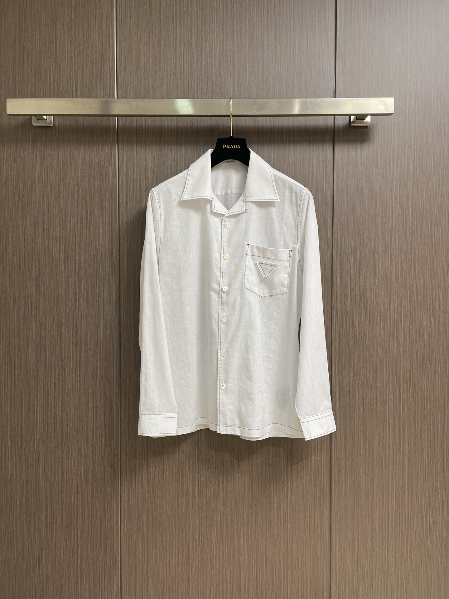 NO:411936,Prada bright linen long-sleeved shirt, this linen shirt uses bowling lapels, which are clearly outlined with contrasting stitching, embellishing the classic triangle logo in the same color. Oversize shape, bowling lapels, classic chest pockets, straight bottom edge, mother-of-pearl button closure, front fabric triangle logo. Size S-XXL S shoulder width 45cm bust 110 Clothes 75 Clothes 64 M shoulder width 46cm bust 114 Clothes 76 Clothes 65 Clothes 65 Clothes 47cm bust 118 Clothes 77 Clothes 66 Clothes 48cm bust 122 Clothes 78 Clothes 67 Clothes 67 Clothes 67 Clothes 126 Clothes 79 Clothes 68 Clothes 68 Clothes 79 Clothes 68 Clothes 68 Clothes 77 Clothes 66 Clothes 48cm bust 122 Clothes 78 Clothes 67 Clothes 67 Clothes 67 Clothes 126 Clothes 79 Clothes 68 Clothes 68 Clothes 79 Clothes 68 Clothes 68 Clothes19860909Prada 明线亚麻长袖衬衫,这款亚麻衬衫采用保龄球翻领,以反差缝线鲜明勾勒廓形,点缀经典同色系三角形徽标.Oversize造型,保龄球翻领,经典胸袋,平直底边,珍珠母纽扣开合,正面织物三角形徽标.尺码S-XXL S肩宽45cm 胸围110 衣长75 袖长64 M肩宽46cm 胸围114 衣长76 袖长65 L肩宽47cm 胸围118 衣长77 袖长66 XL肩宽48cm 胸围122 衣长78 袖长67 XXL肩宽49cm 胸围126 衣长79 袖长68,,prada,versace,shirts,alexander wang,Men's clothing