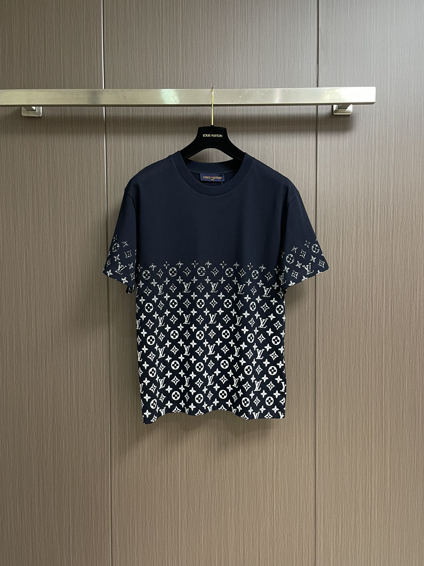 NO:411971,LV full-print gradient printed short-sleeved T-shirt, the fabric is made of 230g and 32s double-stranded yarn combed cotton. The overall upper body is comfortable and stylish!  The front, back and left and right sleeves of the clothes are printed with Kangli white ink digital direct-shot printing, which has a gradient and orderly visual effect. The overall wiring is straight and delicate, the fabric is comfortable and soft, and the color is consistent and there is no color difference. It can be matched with the same style to create a fashionable look, and can handle various occasions, customize auxiliary materials, complete three standards, and the same style for men and women!  Size M-3XL, louis vuitton, T-shirt,tees, t-shirt,alexander wang19860909LV 满印下渐变印花短袖T恤,面料采用230g,32s双股纱精梳棉.整体上身舒适有型！衣服前后幅左右袖均采用康丽白墨数码直喷印花,渐变有序的视觉效果.整体走线平直细腻,面料舒适柔软,颜色一致无色差 能与同款搭配营造时尚造型,驾驭各种场合,定制辅料,三标齐全,男女同款！尺码M-3XL,,louis vuitton,T-shirt,tees，t-shirt,alexander wang,Men's clothing