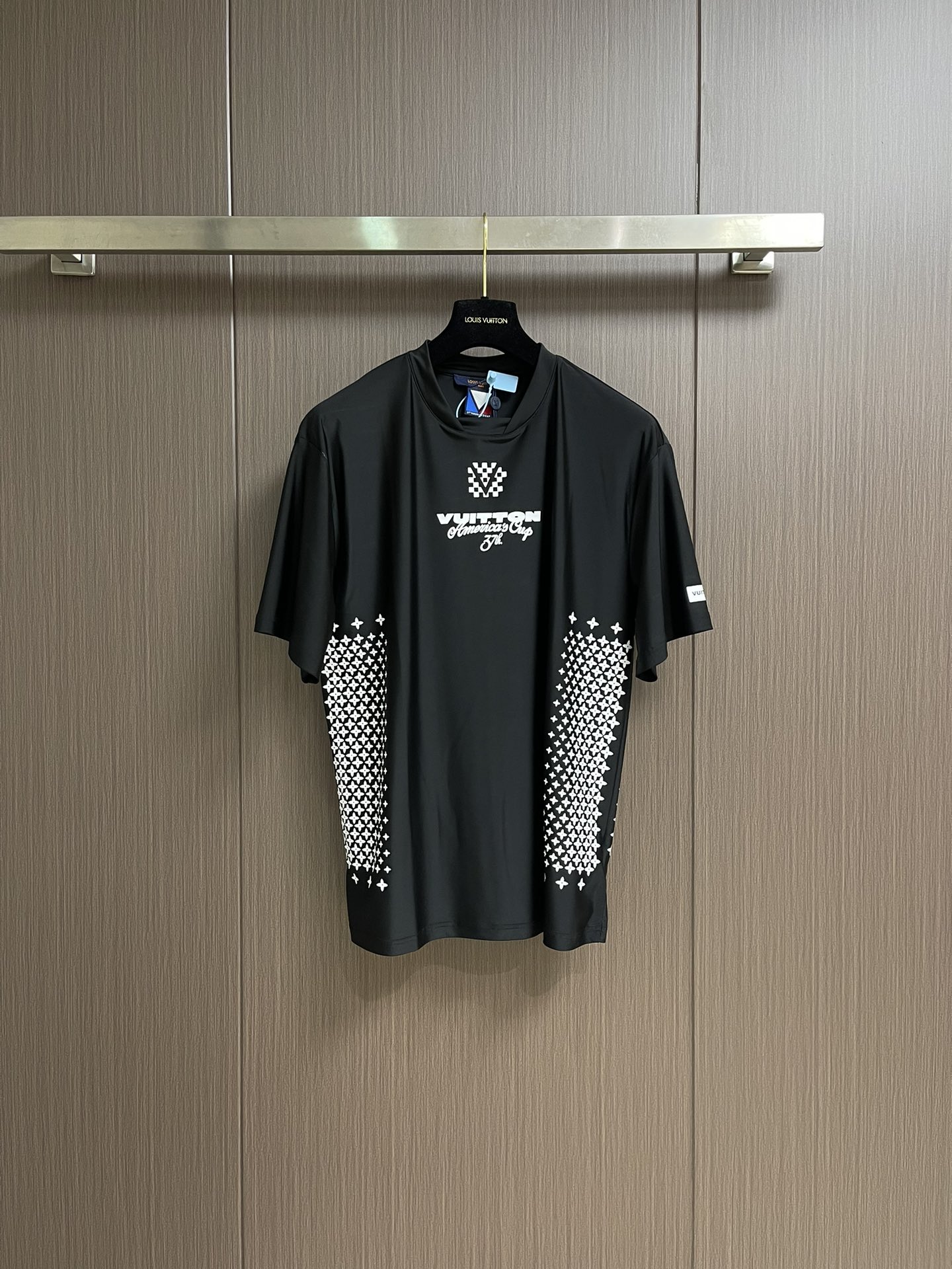 NO:411989,LV 2025SS new technology performance T-shirt, this T-shirt celebrates the 37th American Cup Race with technology knitted. The LV Cup printed logo is depicted on the chest, and the rear and left sleeves are decorated with brand elements. The gradient Monogram floral patterns on both sides add modern and innovative. Size S-XL,,louis vuitton,louis vuitton,tees,t-shirt,alexander wang19860909LV 2025SS新款科技性能T恤,本款T恤以科技针织庆贺路易威登第37届美洲杯帆船赛,于胸前描绘LV Cup 印花标识,再为后部和左袖点缀品牌元素.两侧渐变 Monogram 花卉图案再添摩登新意.尺码S-XL,,louis vuitton,louis vuitton,tees，t-shirt,alexander wang,Men's clothing