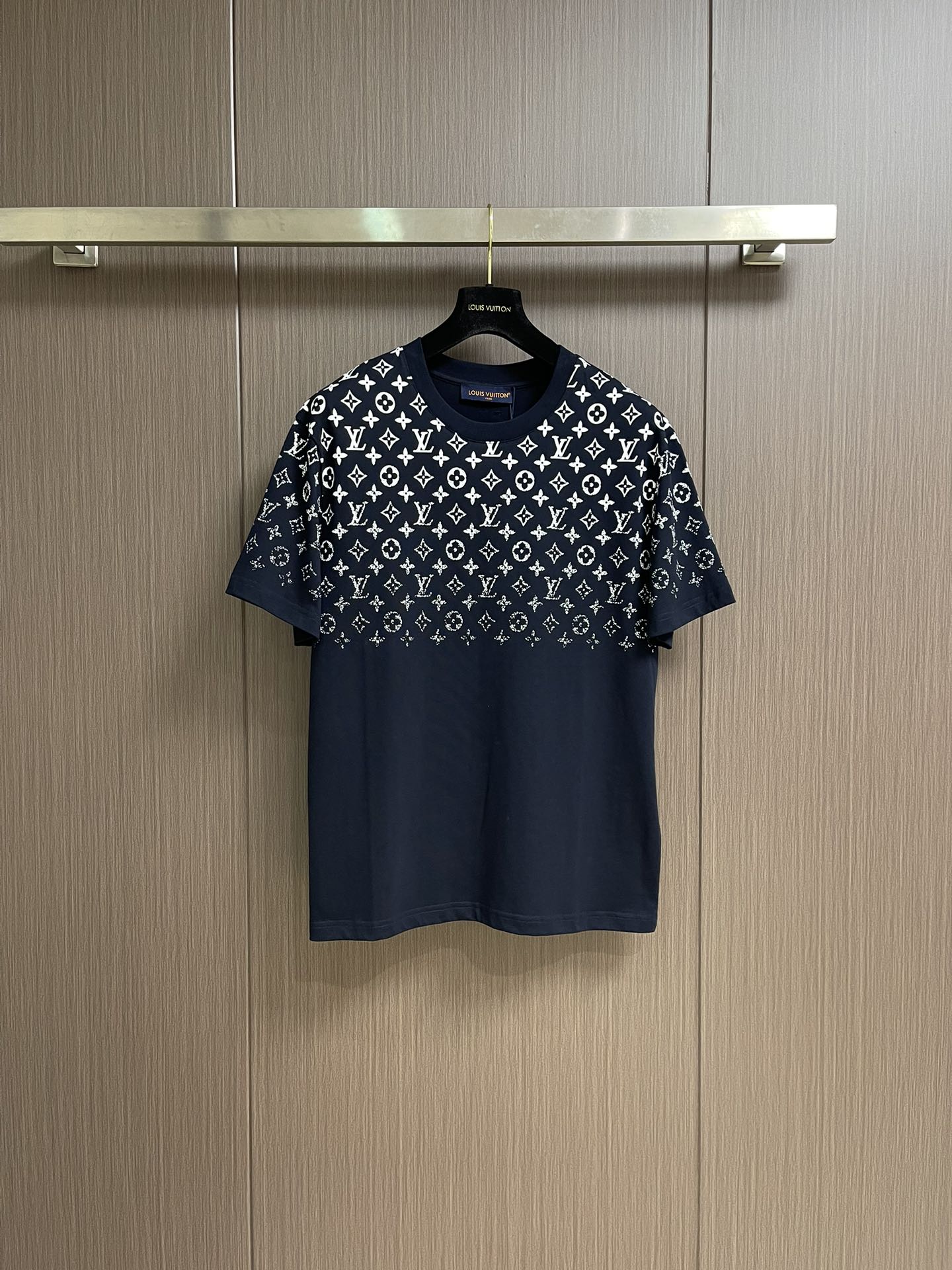 NO:411963,LV full-print gradient short-sleeved T-shirt, the fabric is made of 230g and 32s double-stranded yarn combed cotton. The overall upper body is comfortable and stylish!  The front, back and left and right sleeves of the clothes are printed with Kangli white ink digital direct-shot printing, which has a gradient and orderly visual effect. This model is a new series of colors and is launched simultaneously!  Same style for men and women. Size M-3XL, louis vuitton, T-shirt,tees, t-shirt,alexander wang19860909LV 满印渐变短袖T恤,面料采用230g,32s双股纱精梳棉.整体上身舒适有型！衣服前后幅左右袖均采用康丽白墨数码直喷印花,渐变有序的视觉效果.本款为新系列配色,同步上架！男女同款.尺码M-3XL,,louis vuitton,T-shirt,tees，t-shirt,alexander wang,Men's clothing