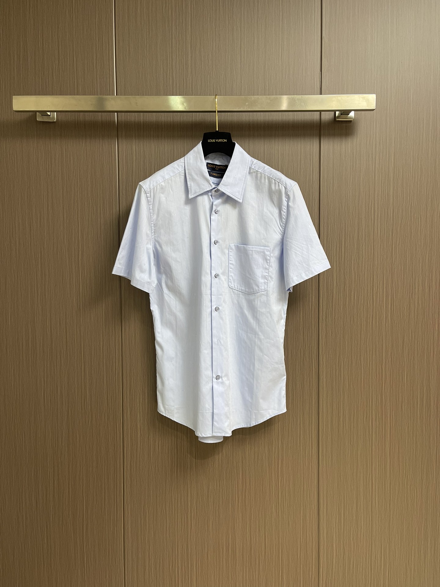 NO:415364,LV pinstripe jacquard pointed collar short-sleeved T-shirt, customized and dyed 50 jacquard shirt cloth, 75D high-temperature lining cloth, fabric jacquard, hand-sewn, overall straight and delicate, the fabric is comfortable and soft, the color is consistent and colorless. It can be matched with the same style to create a fashionable look, control various occasions, customized auxiliary materials, complete three standards, the same style for men and women!  Size S-XL, louis vuitton,shirts,T-shirt,tees,t-shirt,alexander wang19860909LV 细条纹提花尖领短袖T恤,定制定染50支提花衬衫布,75D高温衬布,面料提花,手工缝,整体走线平直细腻,面料舒适柔软,颜色一致无色差 能与同款搭配营造时尚造型,驾驭各种场合,定制辅料,三标齐全,男女同款！尺码S-XL,,louis vuitton,shirts,T-shirt,tees，t-shirt,alexander wang,Men's clothing