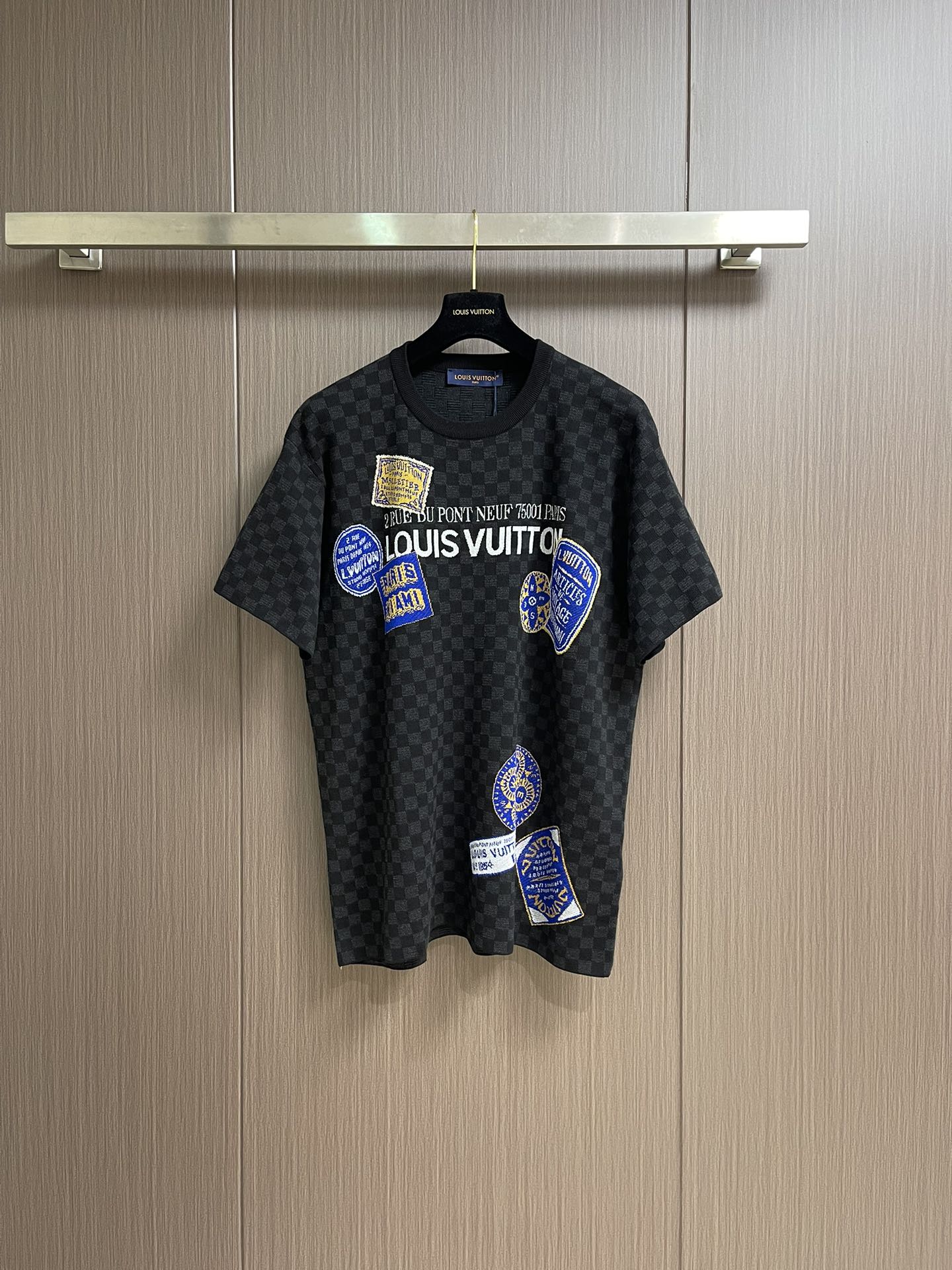 NO:411973,LV 2025 summer new Atlantic DAMIER wool short-sleeved T-shirt, this short-sleeved round-necked shirt follows the series' journey across the Atlantic, and praises the art of travel with distinctive elements. The cotton-blend knitted presents Damier pattern, and the inlay logo outlined by shiizu yarn is just like a luggage tag. Size S-XL,,louis vuitton, T-shirt,tees, t-shirt,alexander wang19860909LV 2025夏季新款大西洋DAMIER毛织短袖T恤,本款短袖圆领衫追随本系列的横越大西洋之旅,借鲜明元素赞颂旅行艺术.棉质混纺针织呈现 Damier图案,莹泽纱线勾勒的嵌花标识恰似行李标签.尺码S-XL,,louis vuitton,T-shirt,tees，t-shirt,alexander wang,Men's clothing