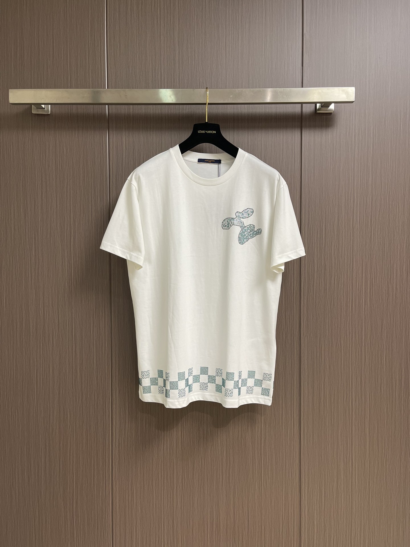 NO:415371,LV ironing chessboard short-sleeved T-shirt, the fabric is made of 100% pure cotton, the chest is ironing crafted, and the hem is ironing chessboarding chessboarding chessboarding chessboarding chessboarding chessboarding chessboarding chessboarding chessboarding chessboarding chess, the overall line is straight and delicate, the fabric is comfortable and soft, and the color is consistent and there is no color difference. It can be matched with the same style to create a fashionable look, and it can be customized for various occasions, with customized auxiliary materials, complete three standards, the same style for men and women!  Size S-XL, louis vuitton, T-shirt,tees, t-shirt,alexander wang19860909LV 烫钻棋盘格短袖T恤,面料采用百分百纯棉材质,胸前采用烫钻工艺,下摆采用棋盘格烫钻,整体走线平直细腻,面料舒适柔软,颜色一致无色差 能与同款搭配营造时尚造型,驾驭各种场合,定制辅料,三标齐全,男女同款！尺码S-XL,,louis vuitton,T-shirt,tees，t-shirt,alexander wang,Men's clothing